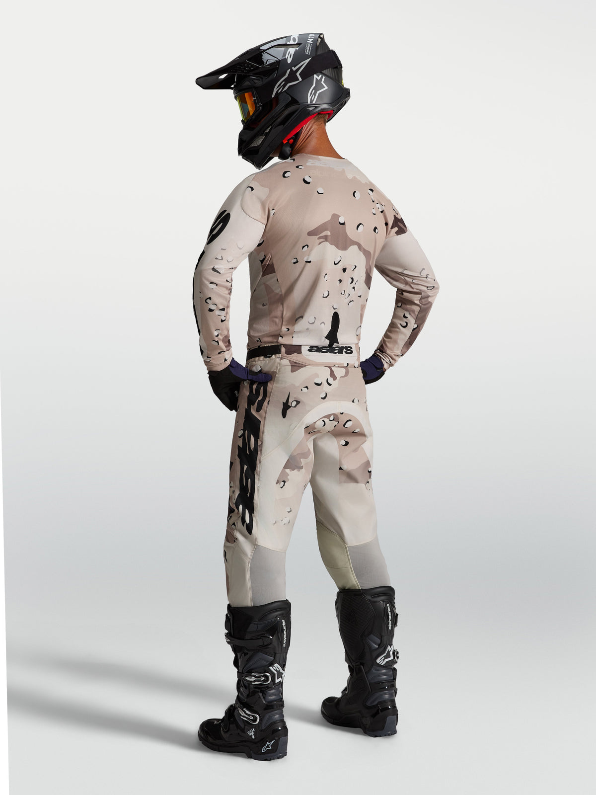 Alpinestars Racer Lone Gear Set, completo motocross camouflage sabbia e nero, maglia e pantaloni off-road, vista posteriore.