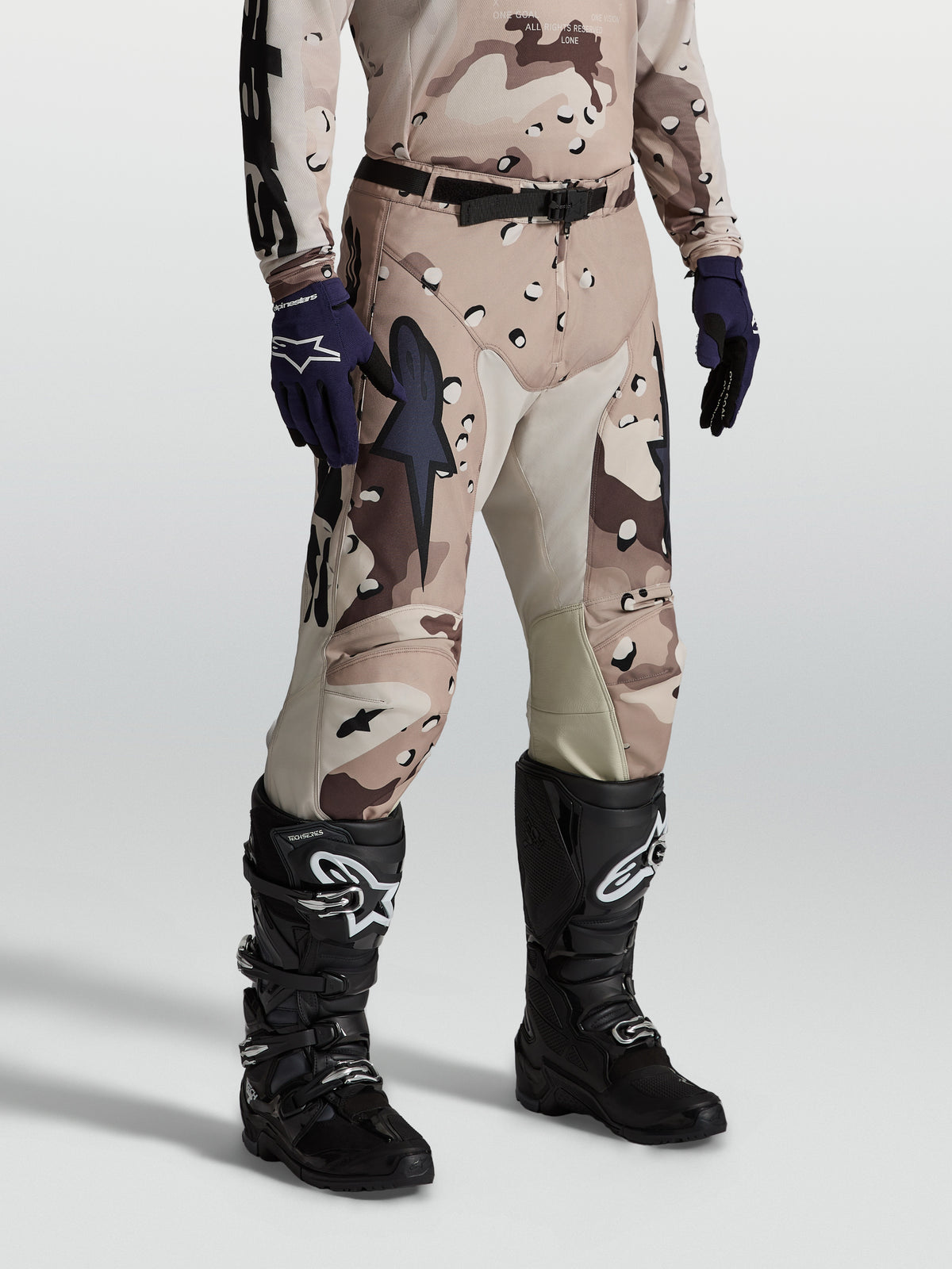 Alpinestars Pantaloni Racer Lone, pantaloni da motocross da uomo, desert camo beige e marrone, in tessuto polyfabric 600D con pannelli interni al ginocchio in pelle.