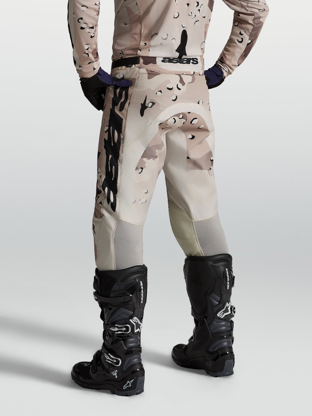 Alpinestars Pantaloni Racer Lone, pantaloni motocross da uomo, camouflage sabbia e nero, pannelli elastici, vista posteriore