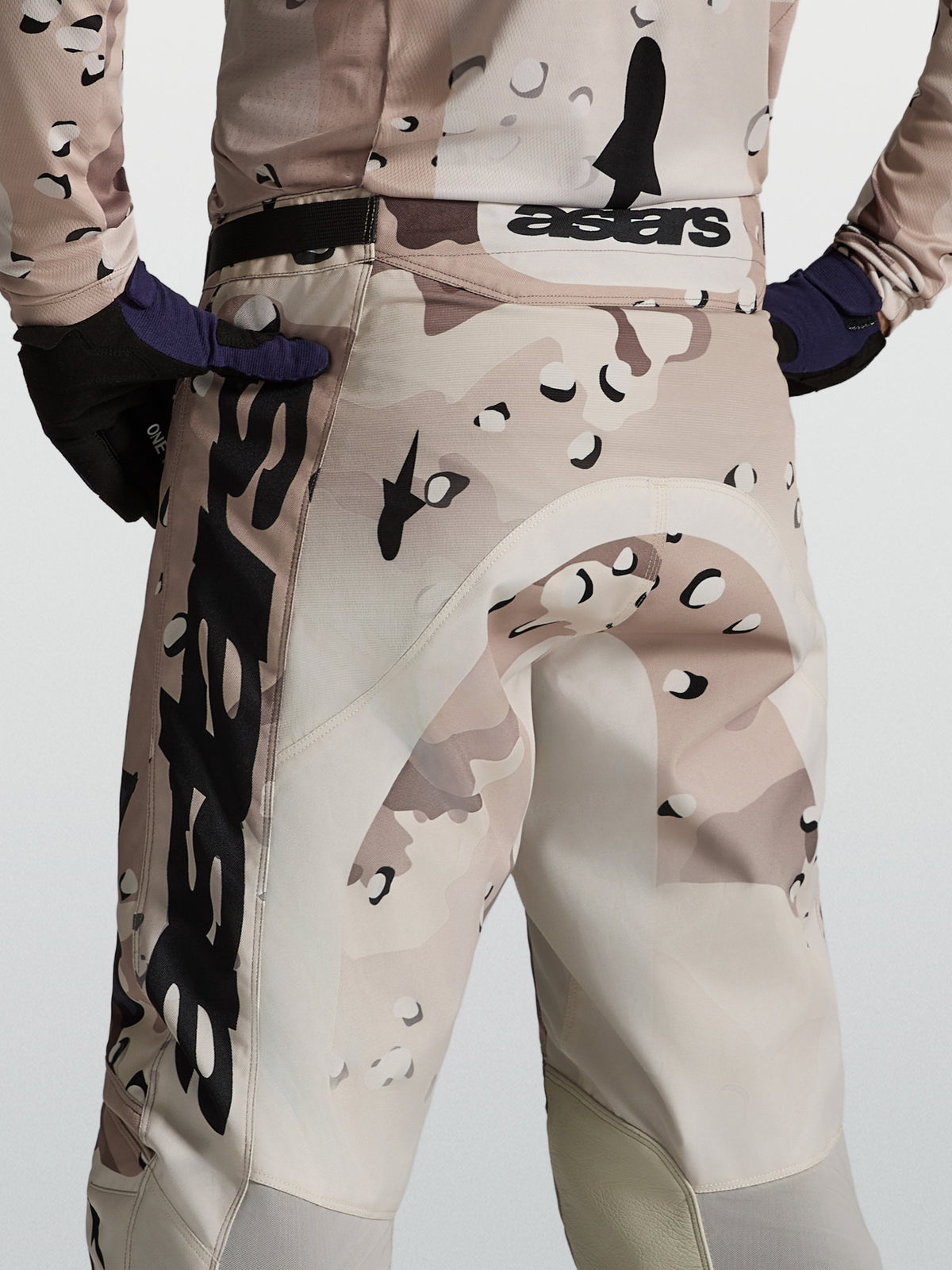 Alpinestars Pantaloni Racer Lone, pantaloni da motocross da uomo, desert camo e nero, vista posteriore su modello.