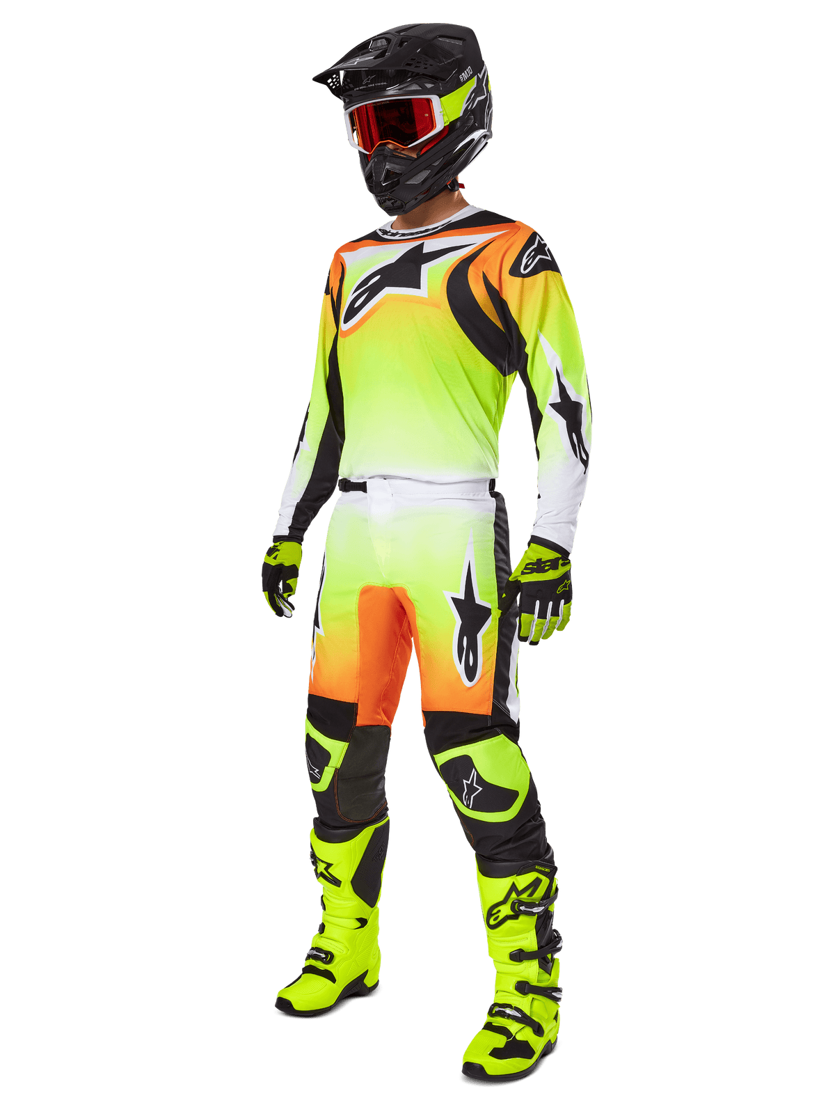 Pilota di motocross con pantaloni Alpinestars Fluid Wurx 2025 in giallo e nero, caratterizzati da una vivace sfumatura dal giallo al bianco con accenti arancioni e neri, parte di un set completo con maglia coordinata, casco nero e stivali giallo neon.