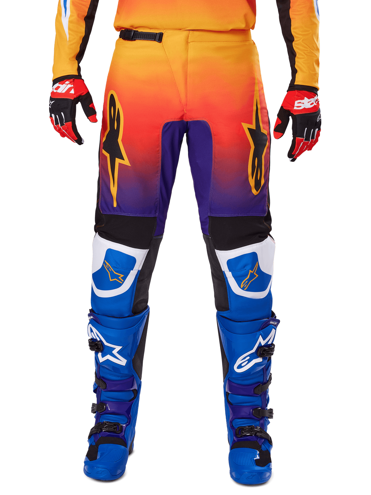 Alpinestars Pantaloni Fluid Wurx 2025, pantaloni da motocross, multicolore con sfumatura dall'arancione al viola e inserti blu, indossati con stivali blu e viola coordinati e guanti rossi e neri, vista frontale con logo a stella