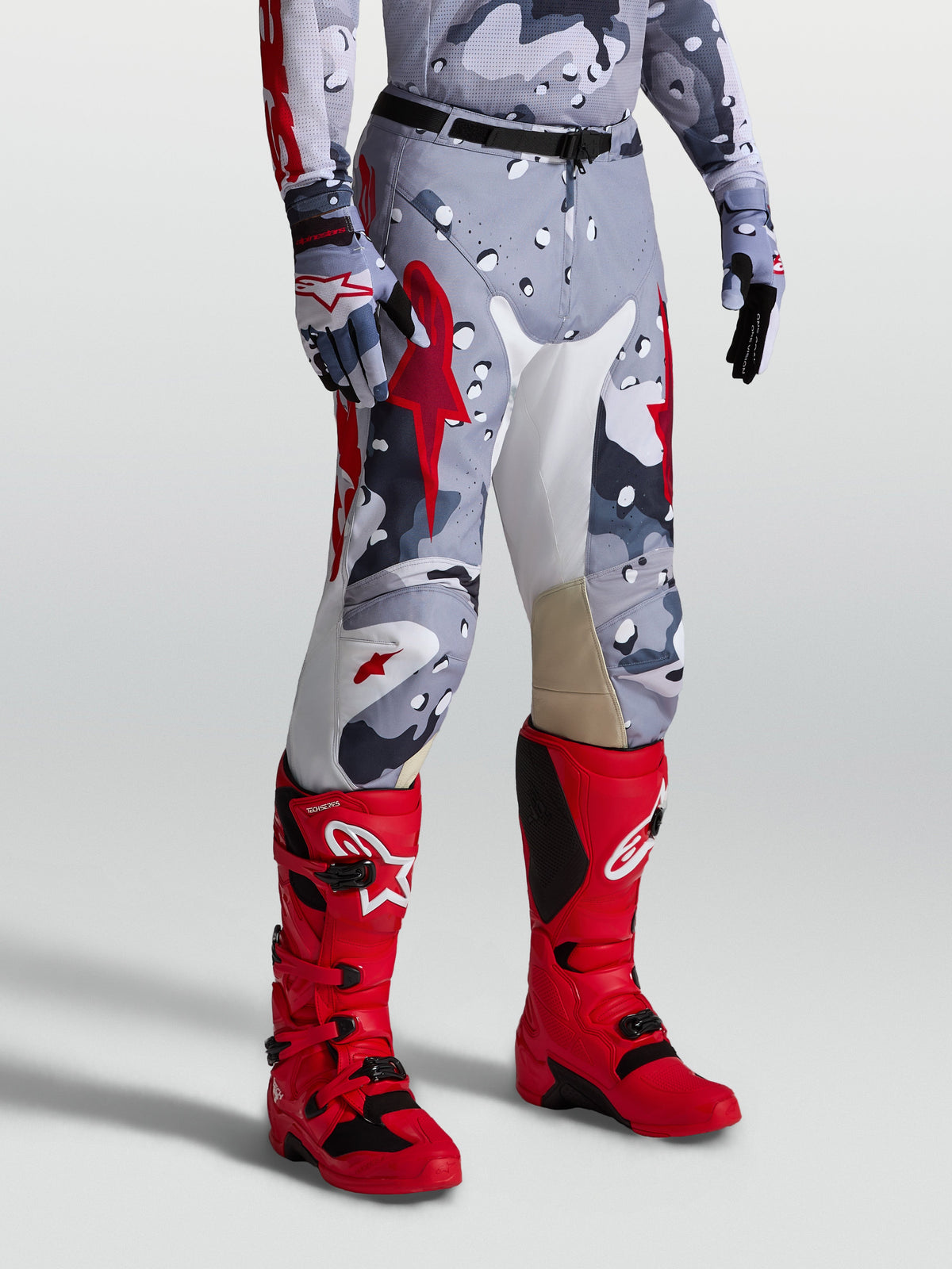 Alpinestars Pantaloni Racer Air Lone, pantaloni motocross uomo, grigio mimetico e rosso, design traforato, indossati.
