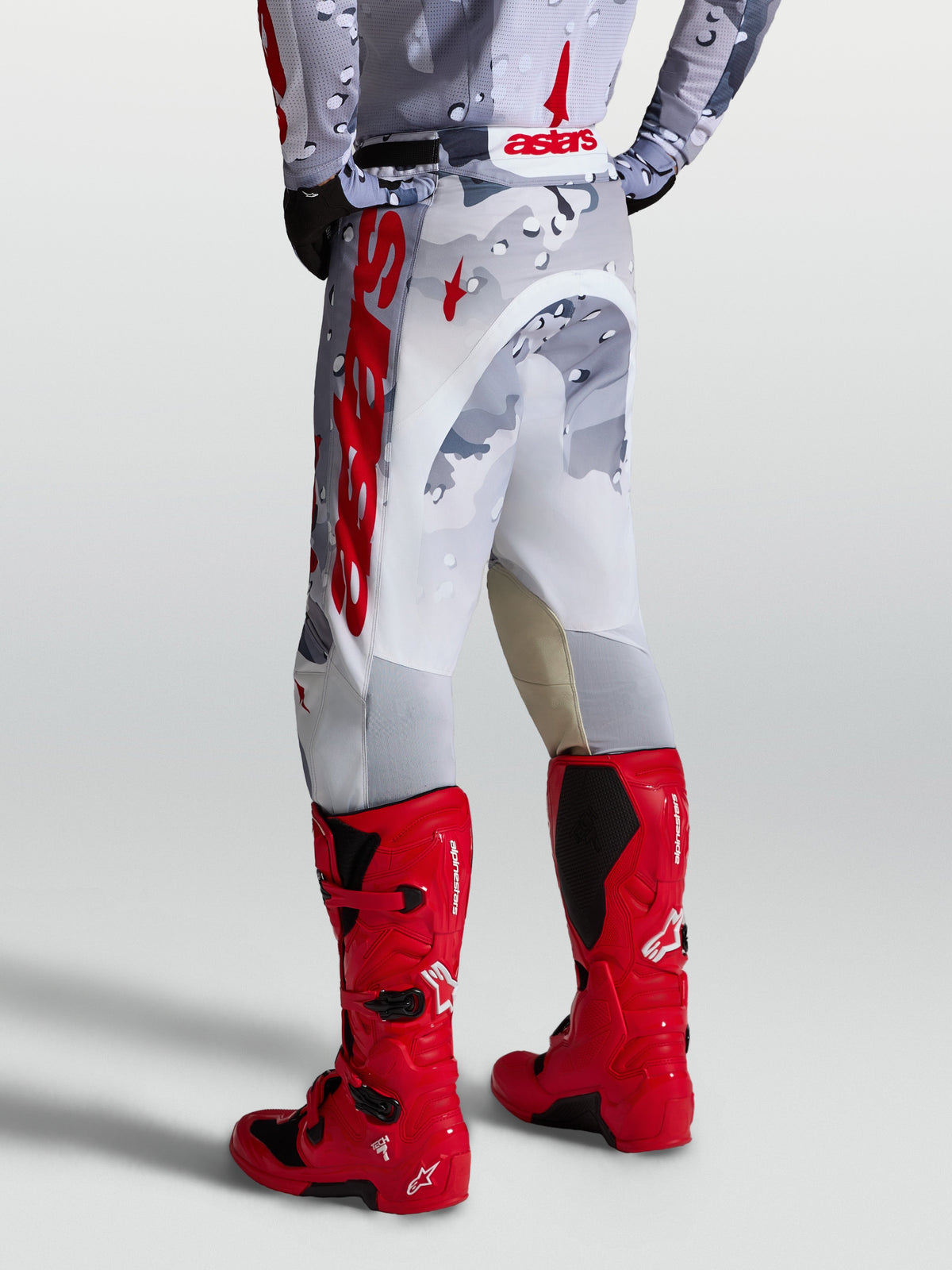 Alpinestars Pantaloni Racer Air Lone, pantaloni da motocross da uomo, grigio camouflage e bianchi con dettagli rossi, vista posteriore, design leggero e traspirante per performance fuoristrada