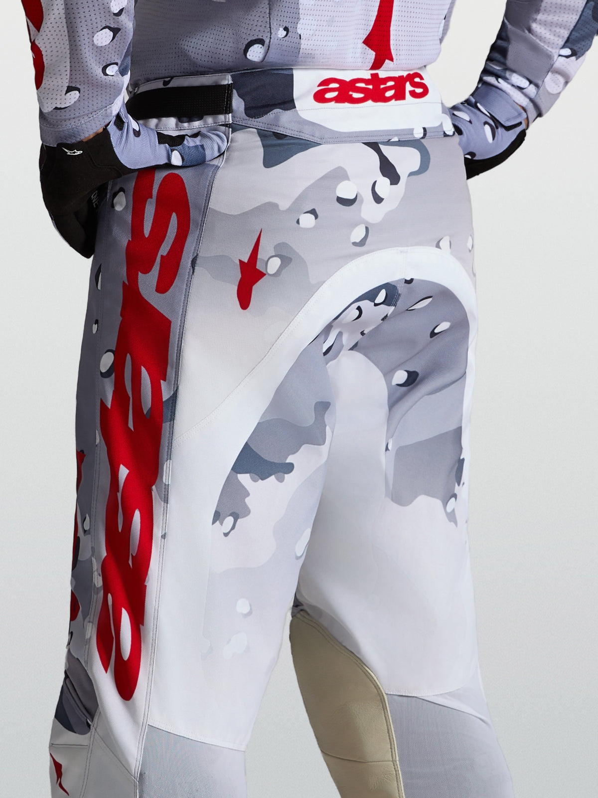 Alpinestars pantaloni Racer Air Lone da motocross da uomo, grigi camo e rossi, poliestere traforato, vista posteriore.