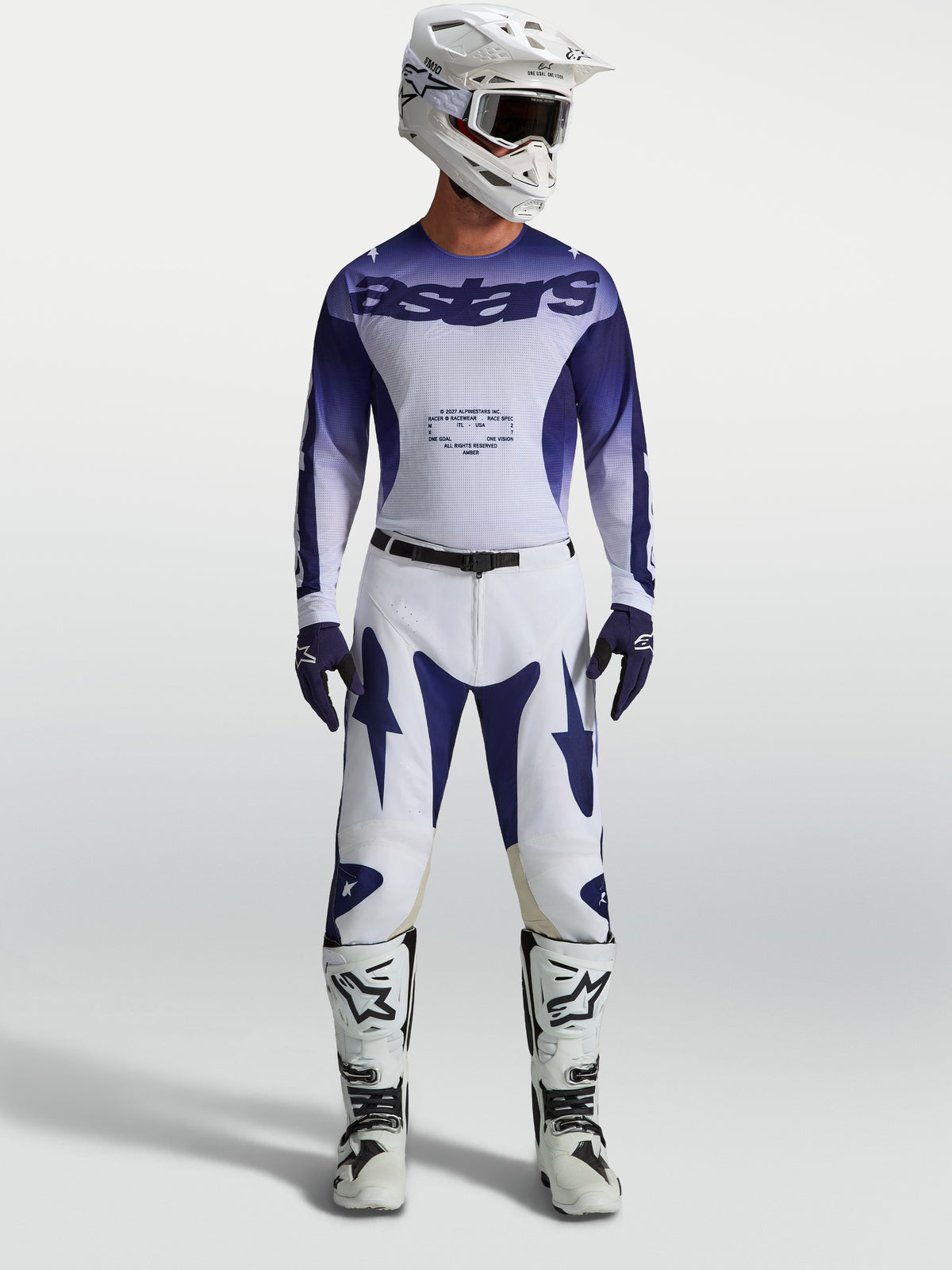 Alpinestars Pantaloni Racer Air Amber, completo da motocross blu e bianco con maglia racing traforata e pantaloni coordinati.