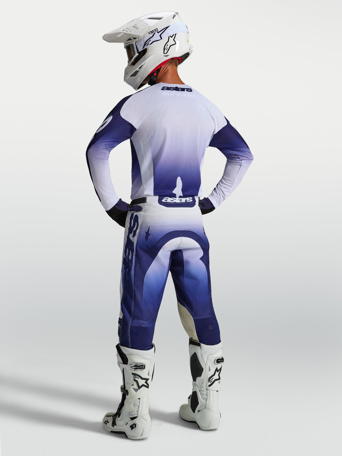 Alpinestars Pantaloni Racer Air Amber, pantaloni motocross uomo blu e bianchi, traforati, vista posteriore su pilota.