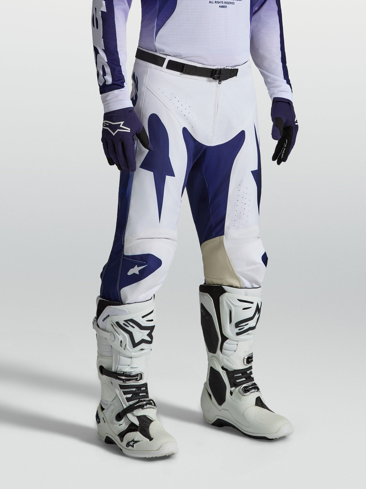 Alpinestars pantaloni Racer Air Amber, pantaloni motocross da uomo, bianchi e blu, in tessuto traforato e fit pre-curvato.