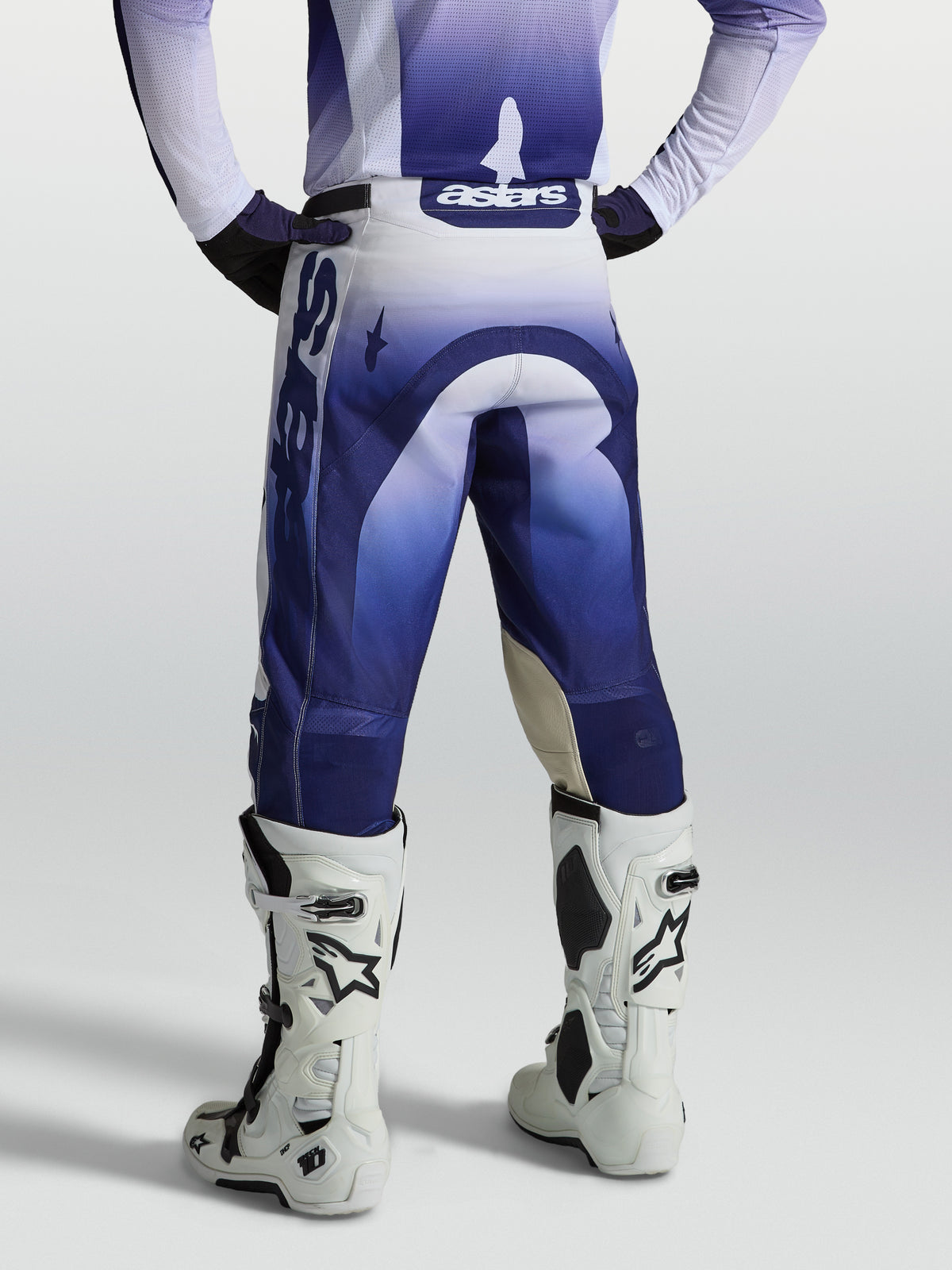 Alpinestars pantaloni Racer Air Amber, pantaloni da motocross blu e bianchi ventilati, vista posteriore su modello.