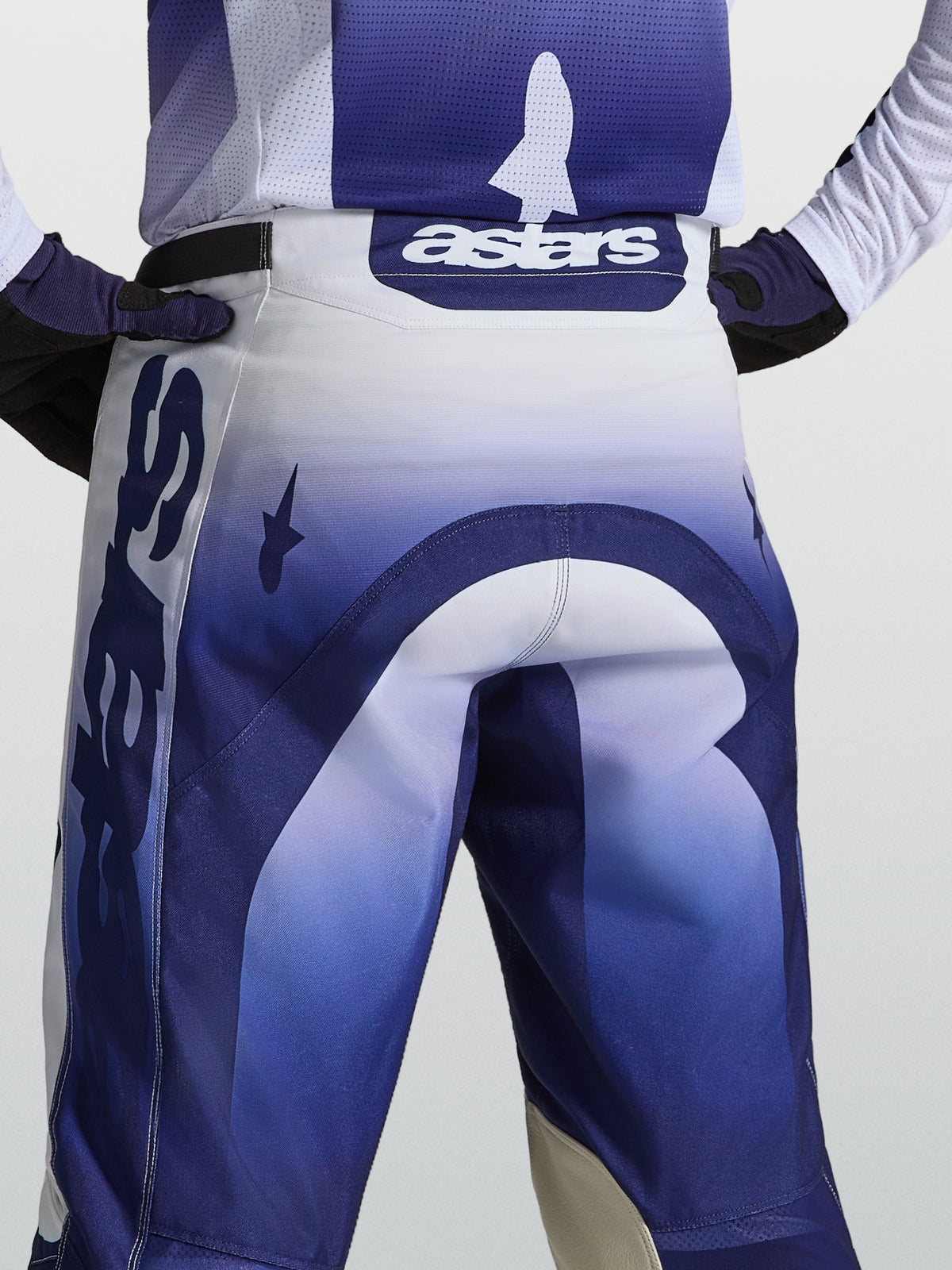 Alpinestars Pantaloni Racer Air Amber, pantaloni da motocross blu e bianchi, vista posteriore con logo astars in vita.