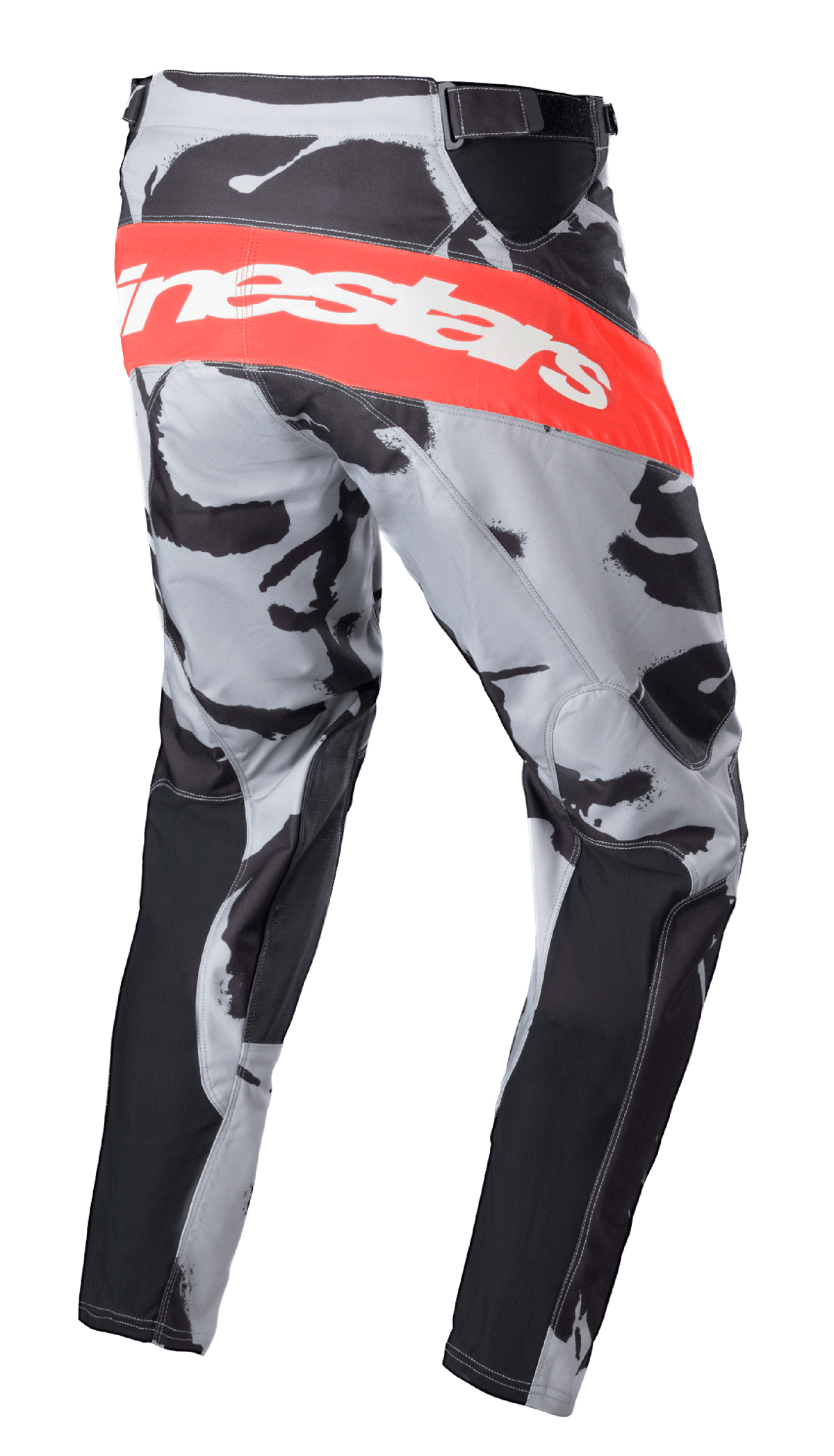 Pantaloni Alpinestars Racer Tactical 2023, pantaloni da motocross, Cast Gray Camo e Mars Red, ampia fascia orizzontale rossa con logo Alpinestars bianco sul retro, motivo camouflage con pannelli neri, design sportivo per corse di motocross