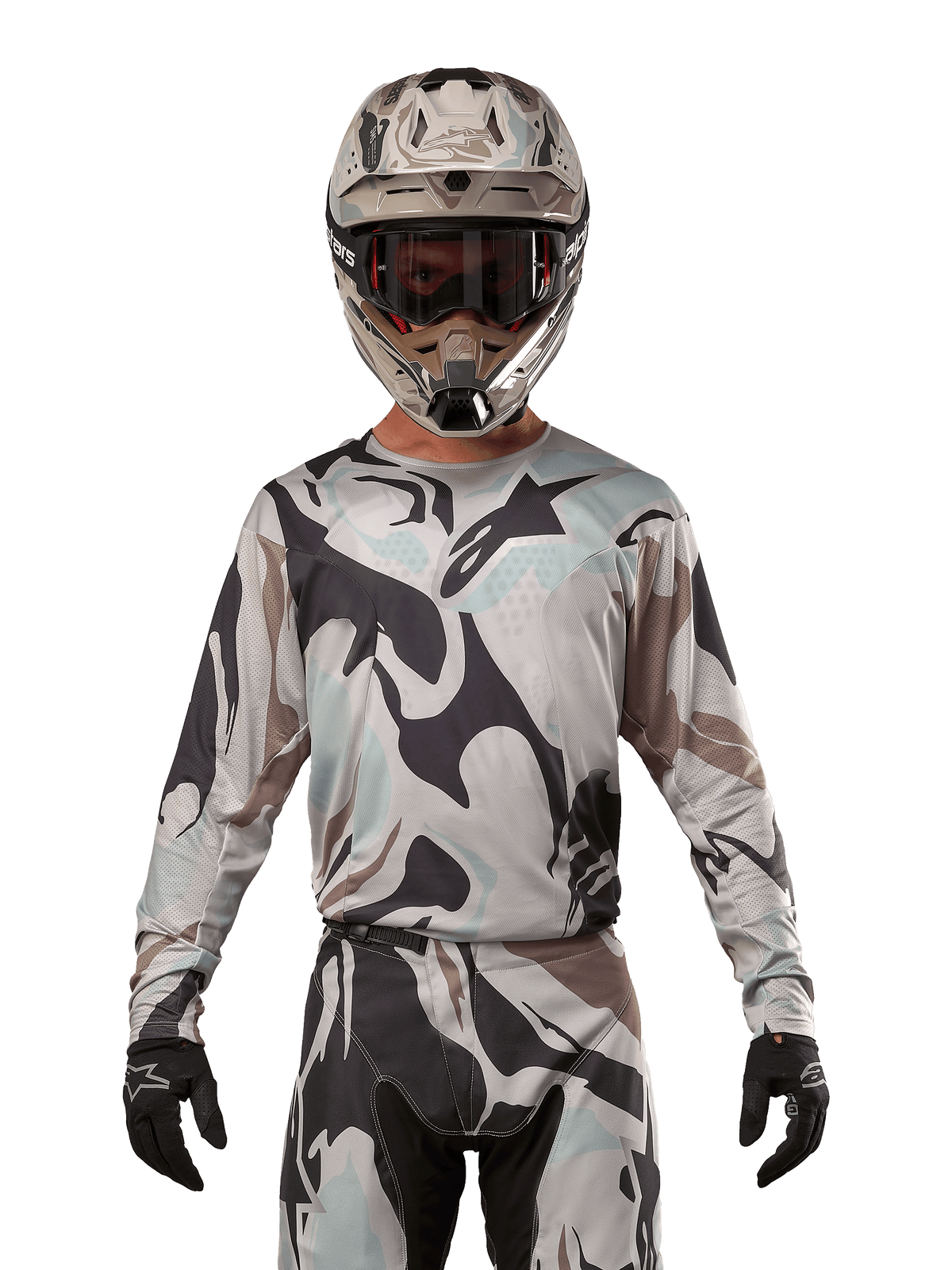 Alpinestars Maglia Racer Tactical 2024, maglia da motocross, motivo mimetico Iron Camo Dust Gray, pilota che indossa casco e occhiali coordinati con guanti neri, abbigliamento tecnico per fuoristrada
