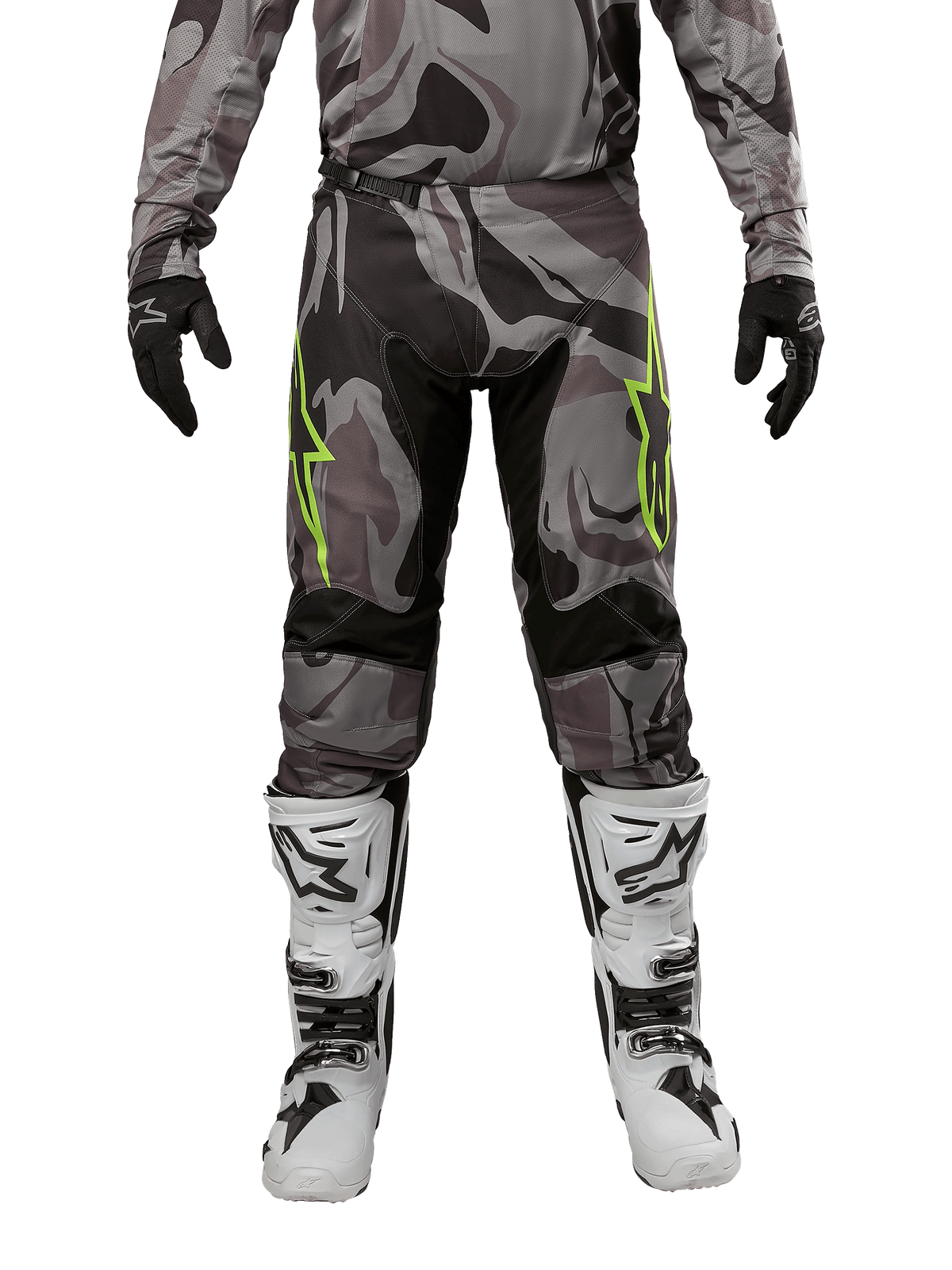 Alpinestars Pantaloni Racer Tactical 2024, pantaloni da motocross, Cast Gray Camo Magnet, indossati con maglia camo coordinata, guanti neri e stivali bianchi e neri, con loghi a stella verde lime sulle cosce e pannelli elasticizzati neri, vista frontale per equipaggiamento da fuoristrada