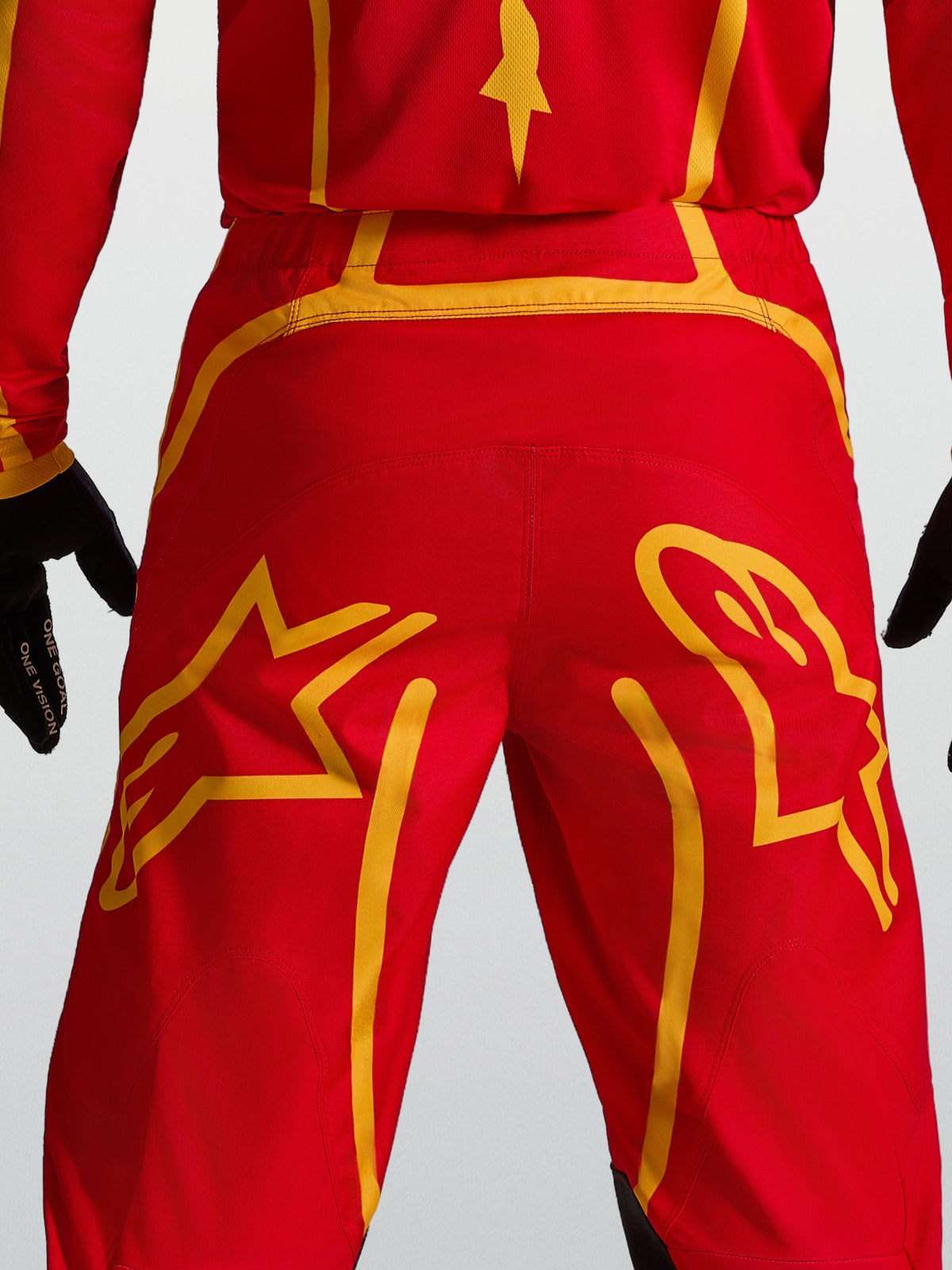 Alpinestars Pantaloni Fluid Apex V2, pantaloni motocross rosso e oro con carré rinforzato e grafiche a stella