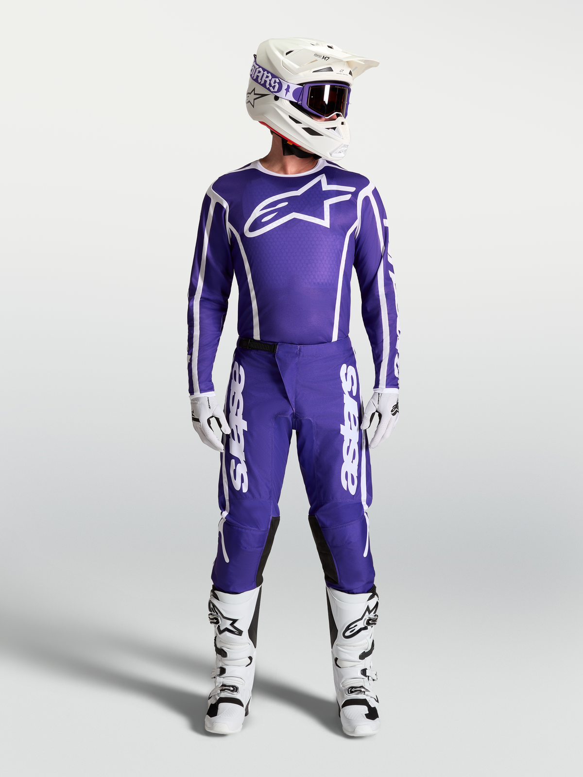 Alpinestars Pantaloni Fluid Apex V2, pantaloni da motocross da uomo blu scuro e bianchi, con maglia e stivali coordinati.