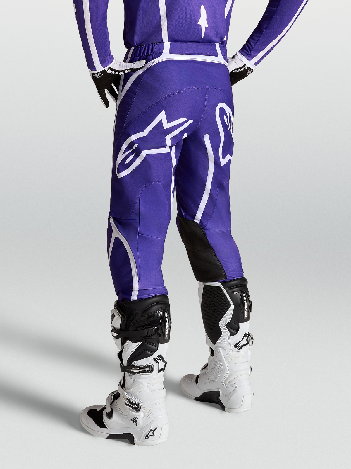 Alpinestars Pantaloni Fluid Apex V2, pantaloni motocross da uomo, blu e bianco, logo a stella posteriore e taglio 3D ergonomico.