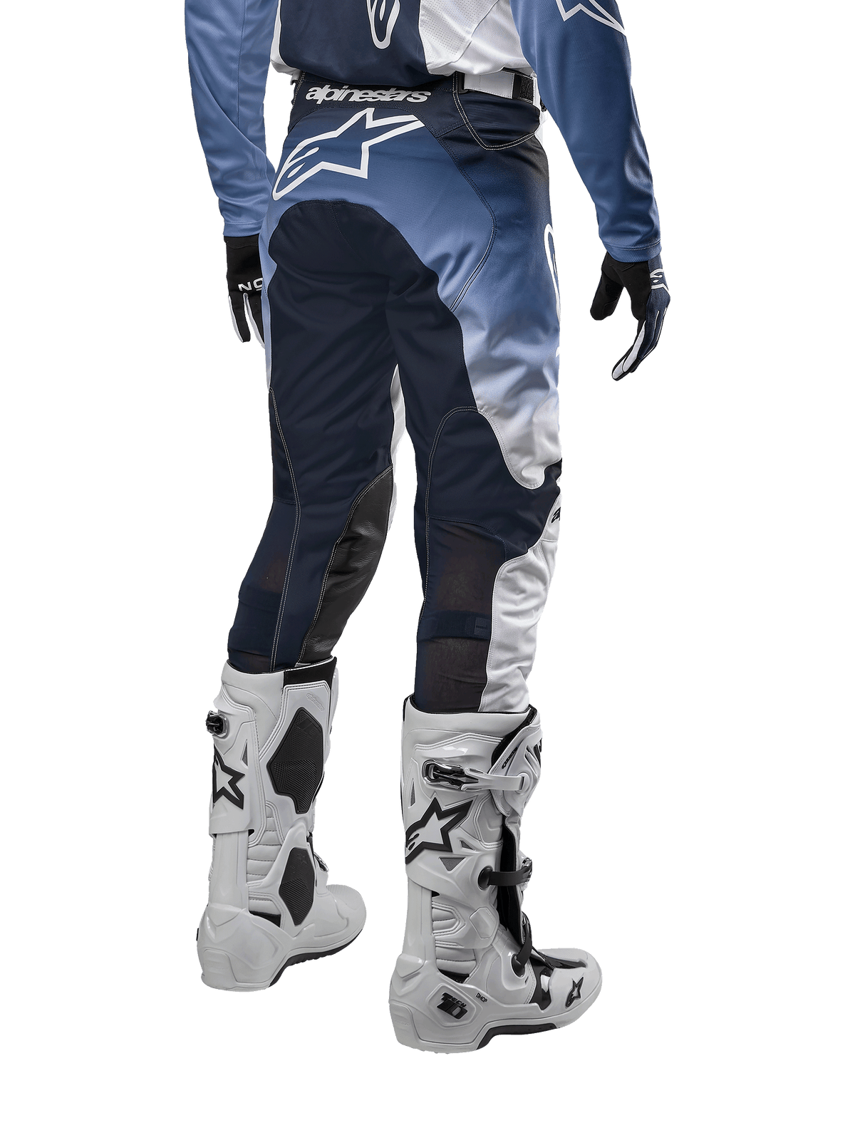 Alpinestars 2024 Racer Hoen Pants, pantaloni da motocross, bianco, blu navy e azzurro, vista posteriore con logo Alpinestars bianco, abbinati a stivali e maglia da motocross