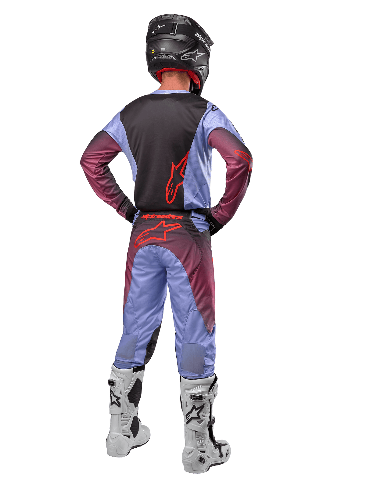 Alpinestars Maglia e Pantaloni Racer Hoen 2024, Lavan Purple Black, vista posteriore completa di un pilota di motocross con completo coordinato, stivali bianchi e neri e casco nero.