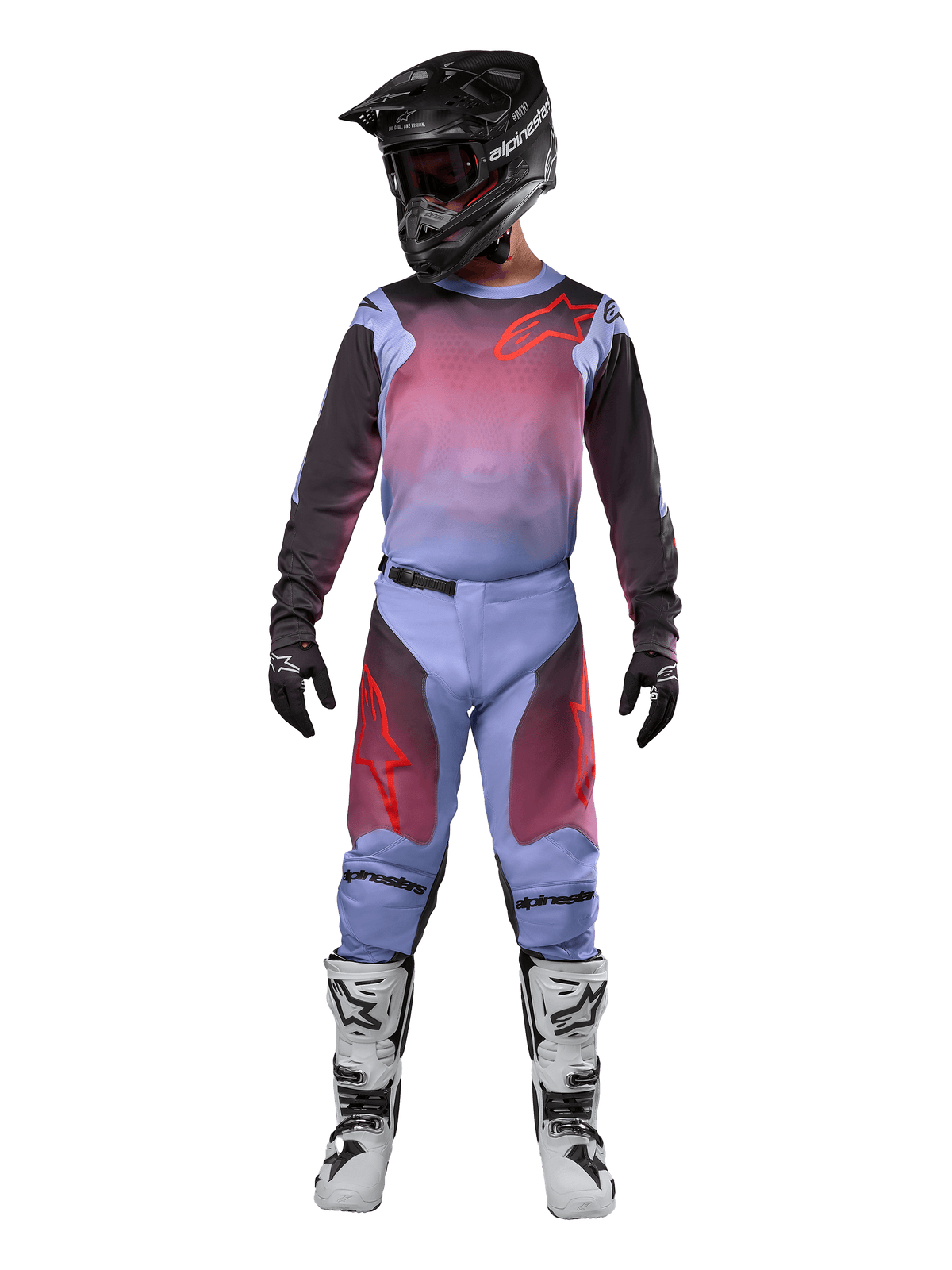 Pilota di motocross con abbigliamento completo da gara Alpinestars, maglia e pantaloni Racer Hoen 2024, Lavan Purple e nero con accenti rossi, casco nero, stivali bianchi e neri, guanti neri, outfit coordinato per corse off-road