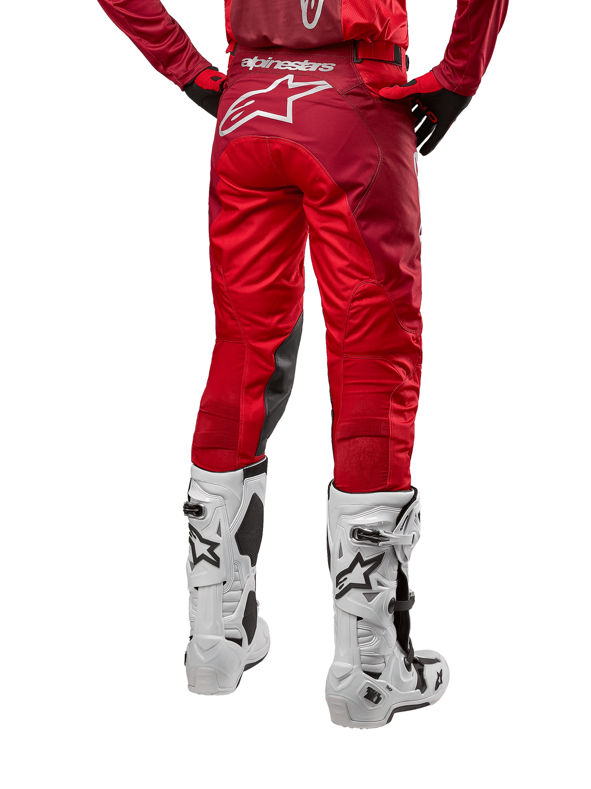 Alpinestars 2024 Racer Hoen Pants, pantaloni da motocross, Mars Red Burgundy, vista posteriore con grande logo Astar bianco sul retro, pannelli interni neri sulle ginocchia, indossati con stivali da motocross bianchi, abbigliamento tecnico per fuoristrada