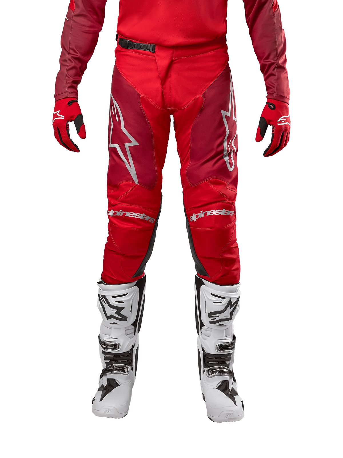 Alpinestars pantaloni Racer Hoen 2024, pantaloni da motocross, Mars Red Burgundy, vista frontale con loghi Alpinestars argento e branding sulle ginocchia, indossati con maglia rossa coordinata, guanti rossi e neri e stivali off-road bianchi.