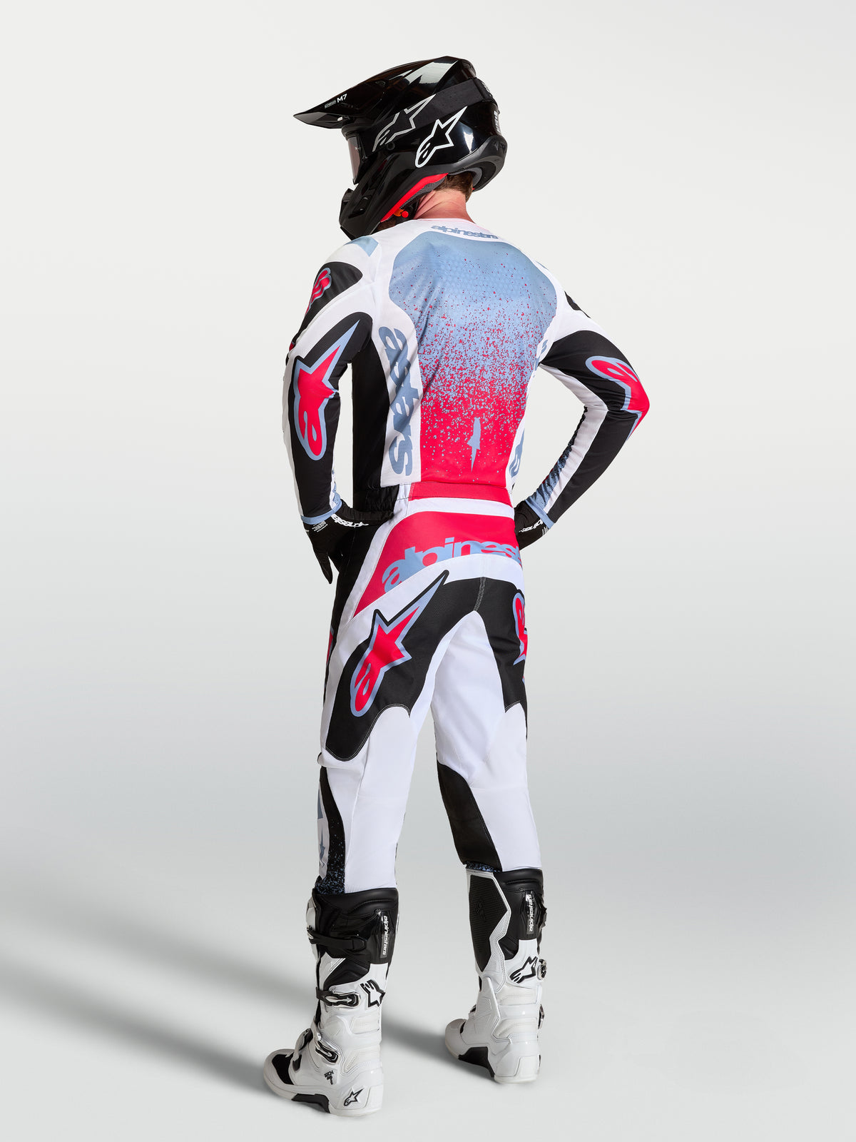 Alpinestars Pantaloni Fluid Drag, pantaloni motocross da uomo, bianchi e neri con accenti rossi, vista posteriore su modello.