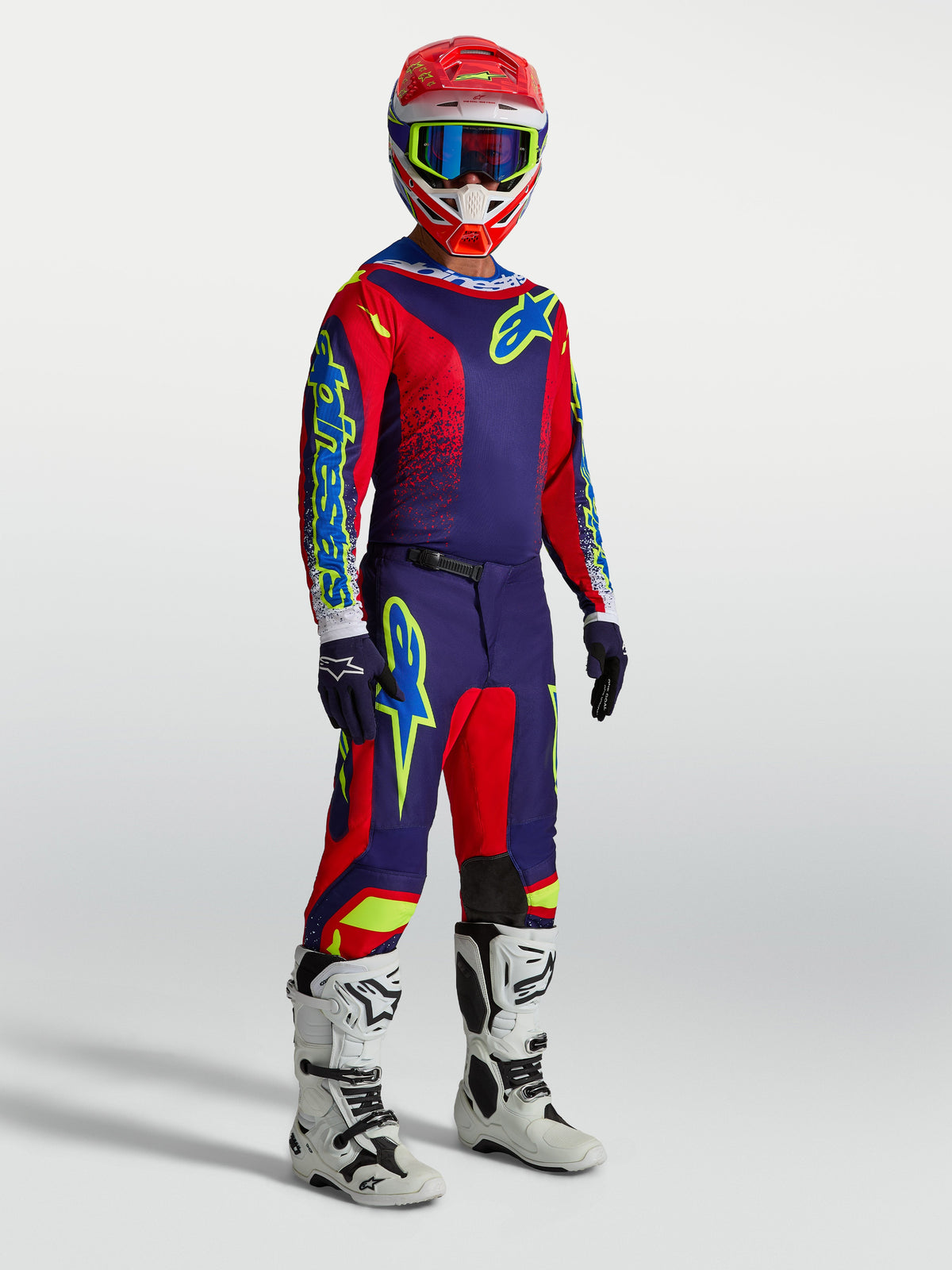 Alpinestars Fluid Drag Gear Set, completo da motocross da uomo blu navy e rosso con stivali bianchi, kit per fuoristrada.
