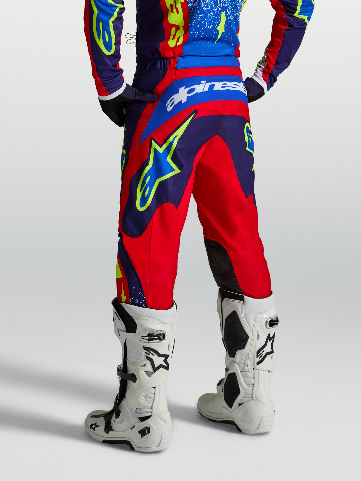 Alpinestars Pantaloni Fluid Drag, pantaloni da motocross da uomo, blu navy e rosso fuoco, seduta rinforzata e logo bianco.