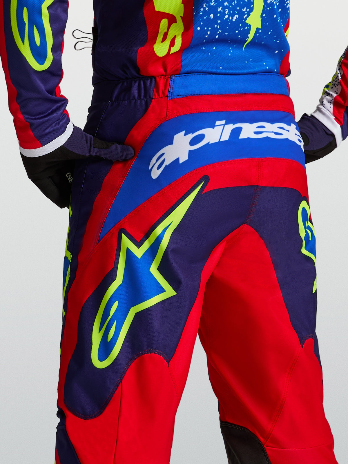Alpinestars Pantaloni Fluid Drag, pantaloni da motocross blu navy e rossi, grafica a stella sul retro, vestibilità sportiva