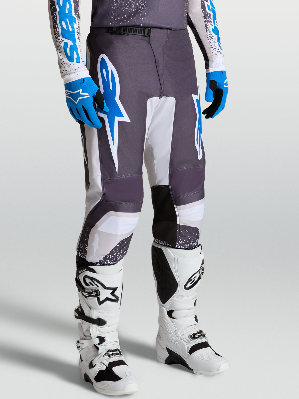 Alpinestars pantaloni Fluid Drag, pantaloni da motocross da uomo, grigi e blu, vestibilità ergonomica, con stivali bianchi