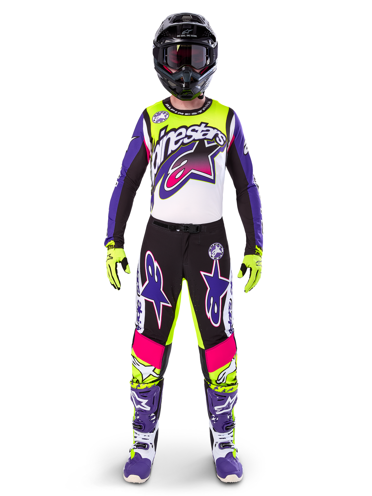 Pilota di motocross con abbigliamento completo da gara, maglia e pantaloni Limited Edition Supertech Dirt Studios in bianco, viola e giallo fluo, casco nero con occhiali, stivali viola e bianchi, completo coordinato dai colori vivaci per motocross fuoristrada