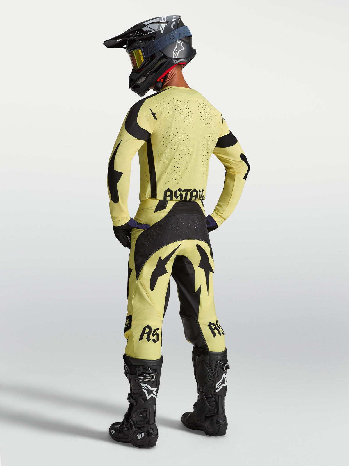 Alpinestars Pantaloni Techstar Atrox e Gear Set, completo motocross giallo e nero, vista posteriore su modello con stivali