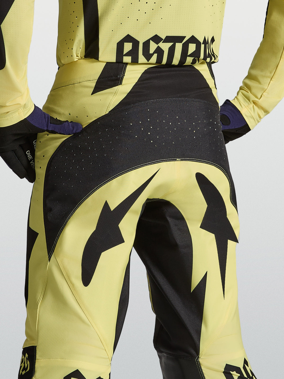 Alpinestars Pantaloni Techstar Atrox, pantaloni da motocross da uomo, giallo e nero, con area del sedile rinforzata e traforata, vestibilità atletica da gara.
