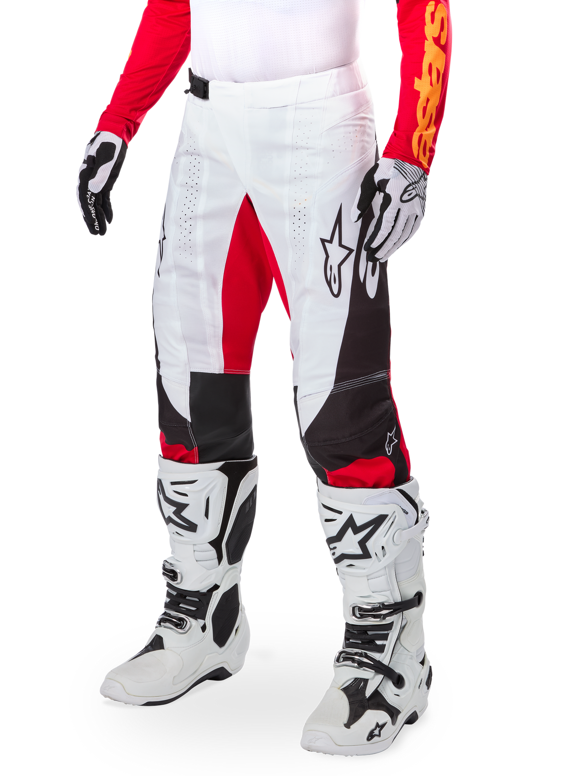 Alpinestars Limited Edition Techstar Deep Pants, pantaloni da motocross, bianco, nero e rosso acceso, indossati con stivali e guanti bianchi e neri, caratterizzati da pannelli frontali bianchi con accenti rossi e dettagli laterali neri, ideati per gare fuoristrada ad alte prestazioni