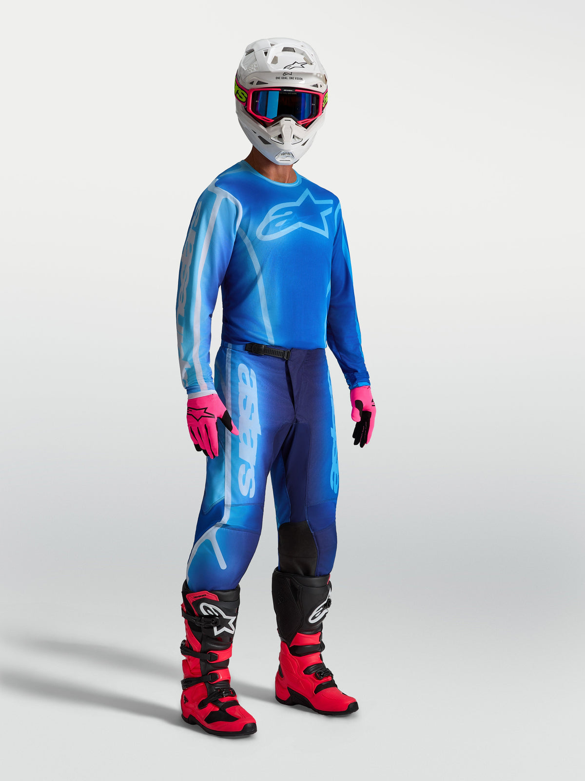 Alpinestars pantaloni Fluid Kepler, pantaloni da motocross per uomo, blu, telaio in poliestere 600D con gambe precurvate, vestibilità sportiva per fuoristrada, indossati da un modello.