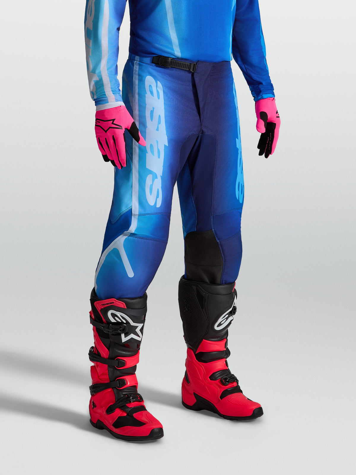 Alpinestars Pantaloni Fluid Kepler, pantaloni da motocross da uomo, blu, in poliestere 600D con gambe pre-curvate per il comfort off-road, indossati con stivali e guanti tecnici