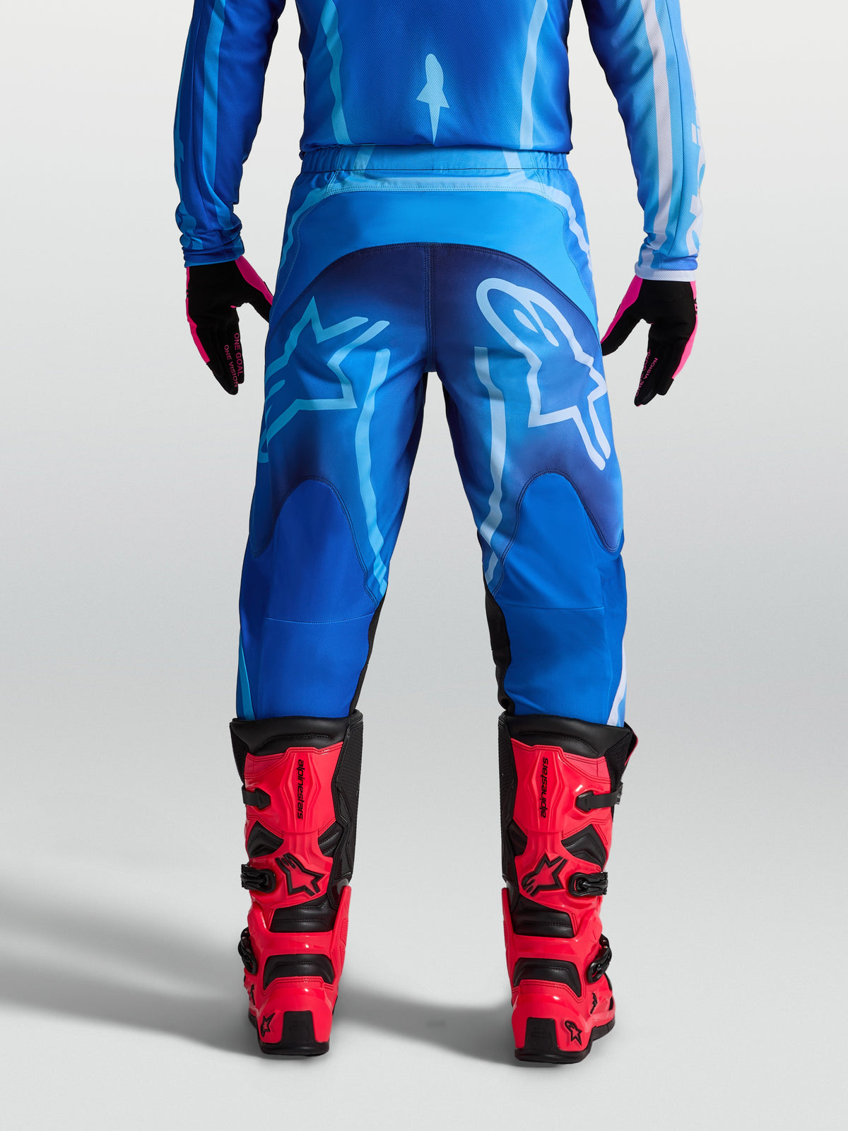 Alpinestars Fluid Kepler, pantaloni da motocross blu da uomo, vista posteriore su modello, in tessuto poliestere resistente.