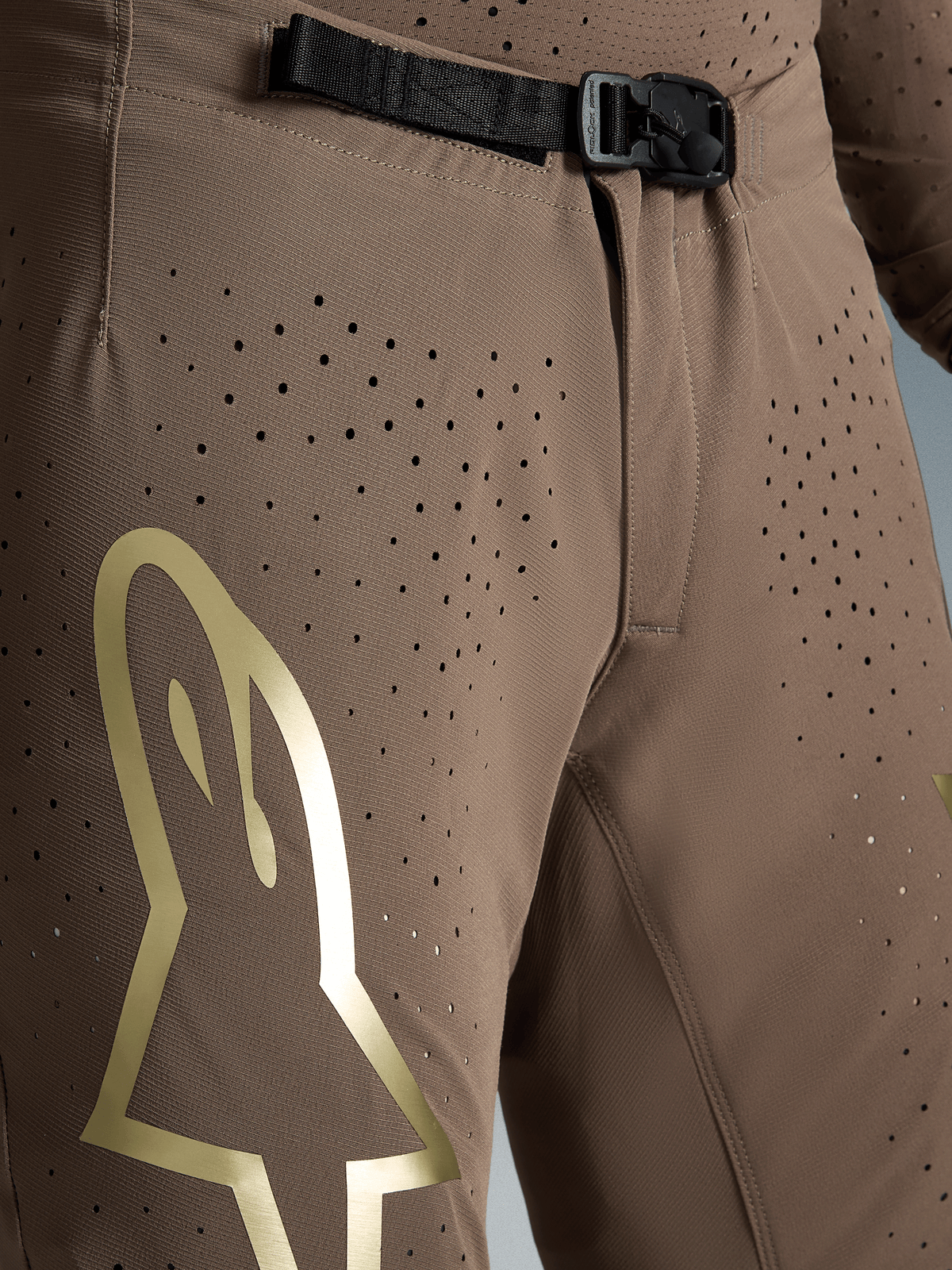 Alpinestars Pantaloni Supertech Air Gold edizione limitata, marrone e oro, con fibbia magnetica SX1 e tessuto traforato.