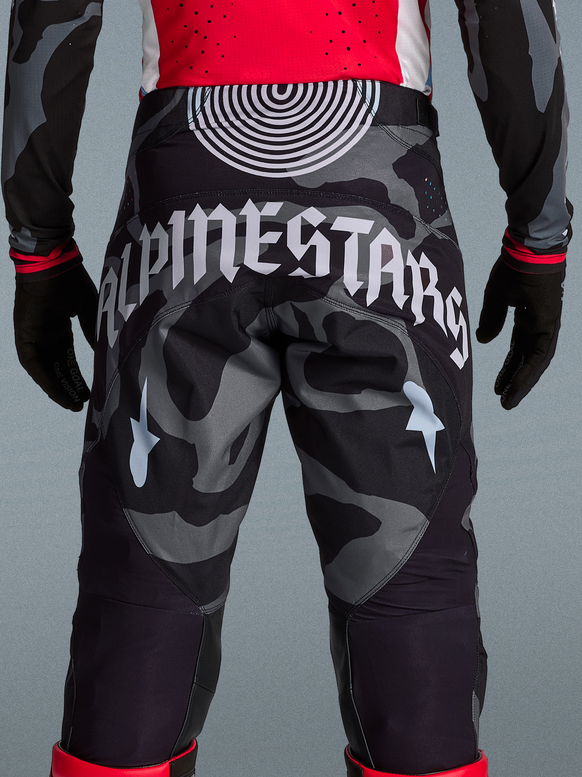 Pantaloni Techstar Beast Coast con motivo mimetico grigio e grande logo Alpinestars bianco sul retro.