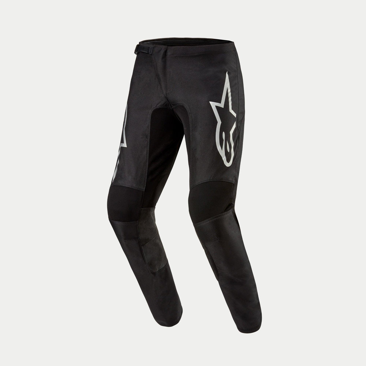 Alpinestars Pantaloni Fluid Graphite 2024, pantaloni da motocross, nero e argento, grande logo Astar argento sulla coscia, pannelli rinforzati neri sulle ginocchia, design ergonomico pre-curvato per corse fuoristrada