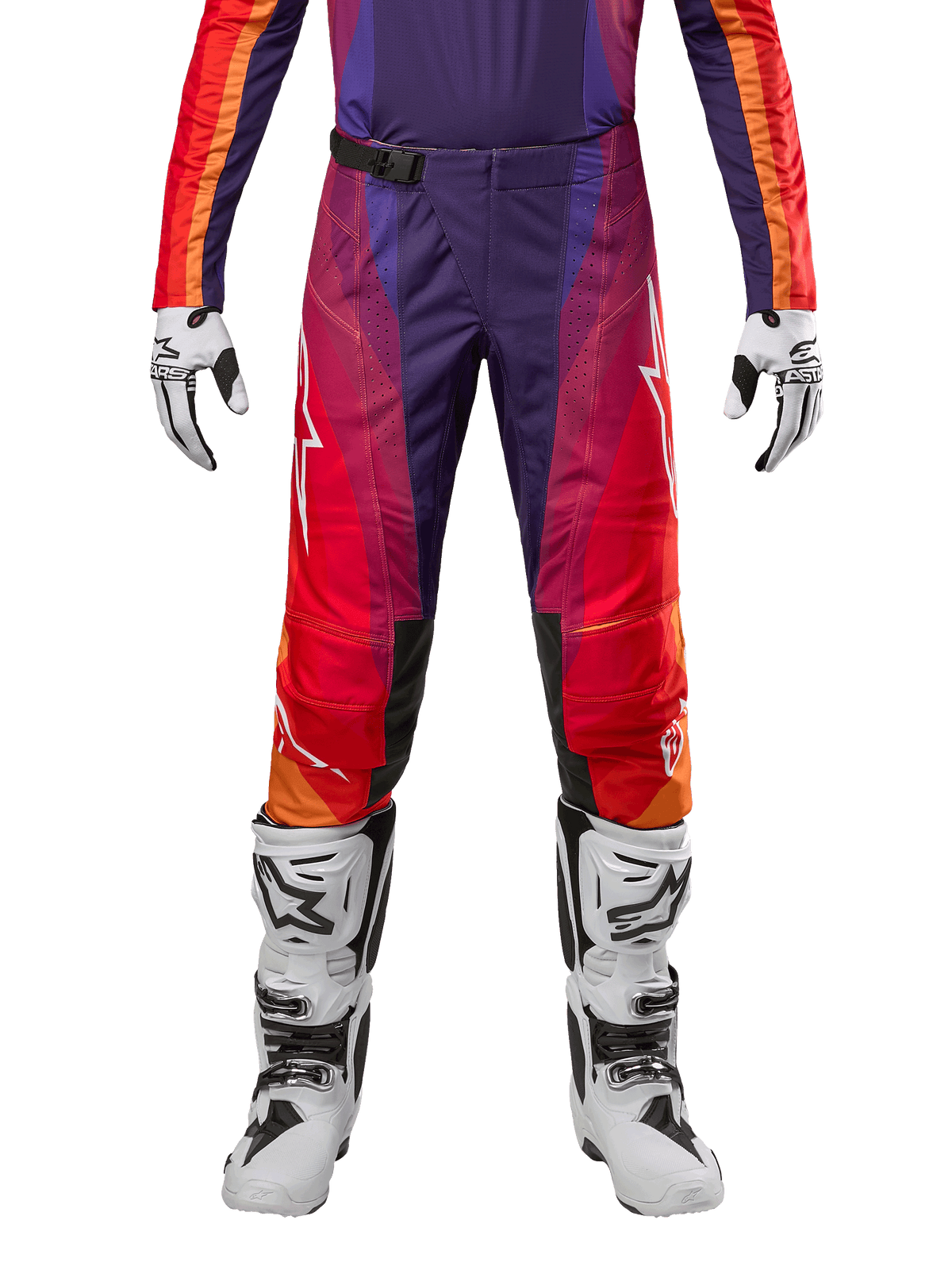 Alpinestars 2024 Techstar Pneuma Pants, pantaloni da motocross, viola, arancione e blu, indossati con guanti e stivali bianchi e neri, equipaggiamento protettivo per fuoristrada