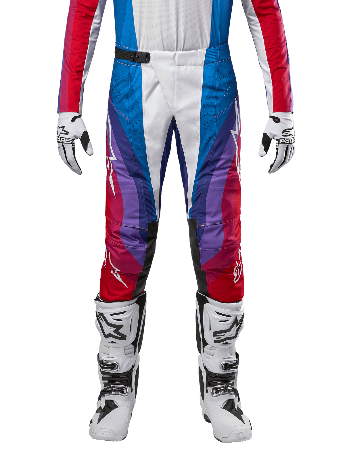 Alpinestars 2024 Techstar Pneuma Pants, pantaloni da motocross, Blu, Rosso Marte e Bianco, caratterizzati da un design angolare multicolore con accenti viola, abbinati a stivali da motocross bianchi e neri e guanti coordinati, vestibilità racing atletica per prestazioni fuoristrada
