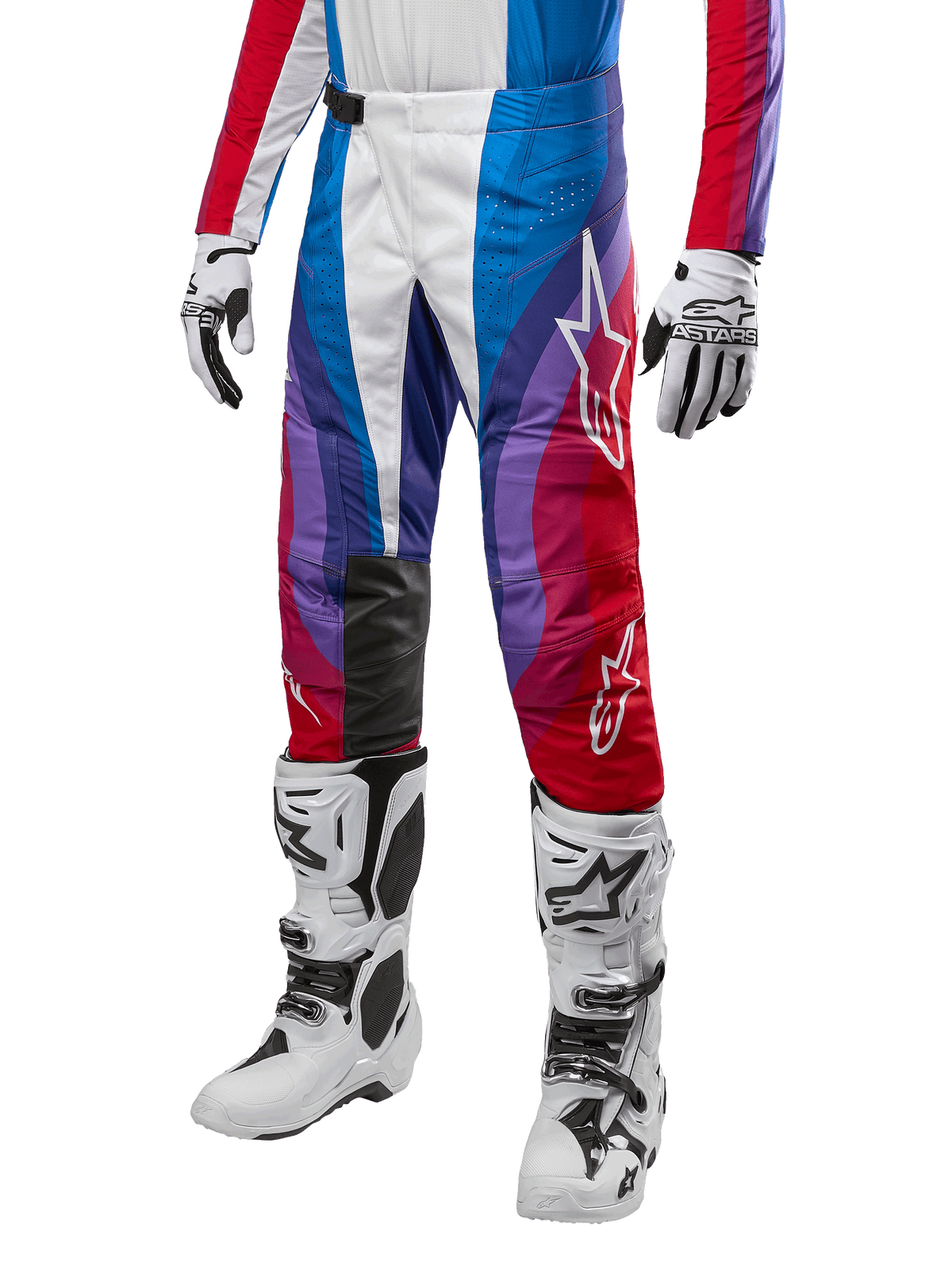 Alpinestars Pantaloni Techstar Pneuma 2024, pantaloni da motocross, Blu Mars Rosso Bianco, indossati con maglia coordinata, stivali da gara e guanti bianchi, design grafico vivace con accenti rossi, blu e viola, traforati per la traspirabilità