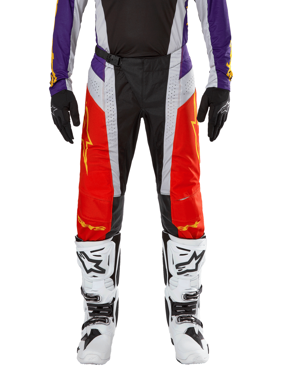 Alpinestars 2024 Techstar Ocuri Pants, pantaloni da motocross, arancione acceso, viola e nero, indossati con maglia coordinata, guanti neri e stivali bianchi, caratterizzati da pannelli anteriori arancione vivace, dettagli viola in vita e sezioni grigie traforate, design tecnico per corse off-road