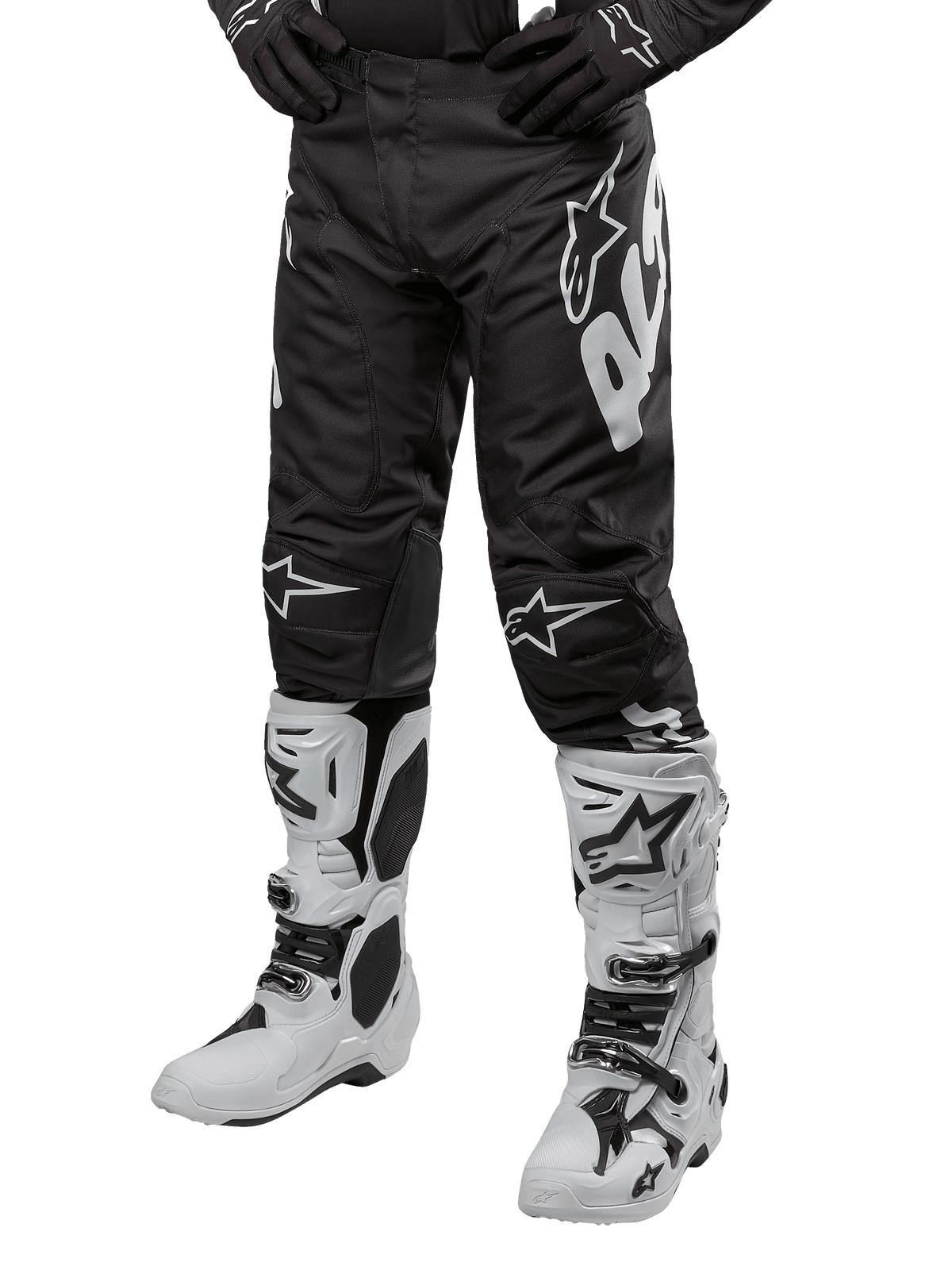 Alpinestars 2024 Racer Hana Pants, pantaloni da motocross neri con loghi bianchi, abbinati a stivali bianchi e guanti neri, abbigliamento sportivo per fuoristrada