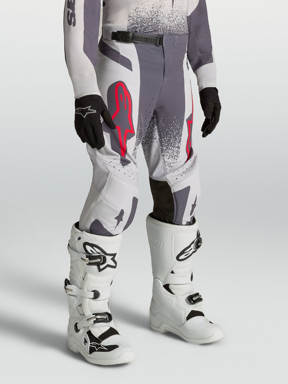 Alpinestars Pantaloni Supertech Swan ragazzo, grigi e lilla con accenti rossi fluo, vestibilità atletica per motocross.