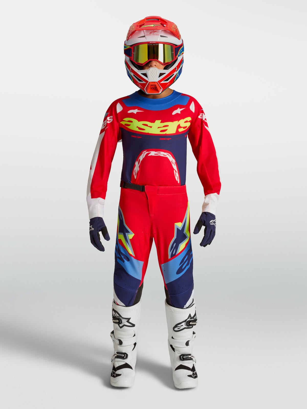 Alpinestars pantaloni Supertech Dyna ragazzo, completo da motocross professionale per ragazzi, rosso e blu, con stivali bianchi e casco rosso, equipaggiamento da gara fuoristrada