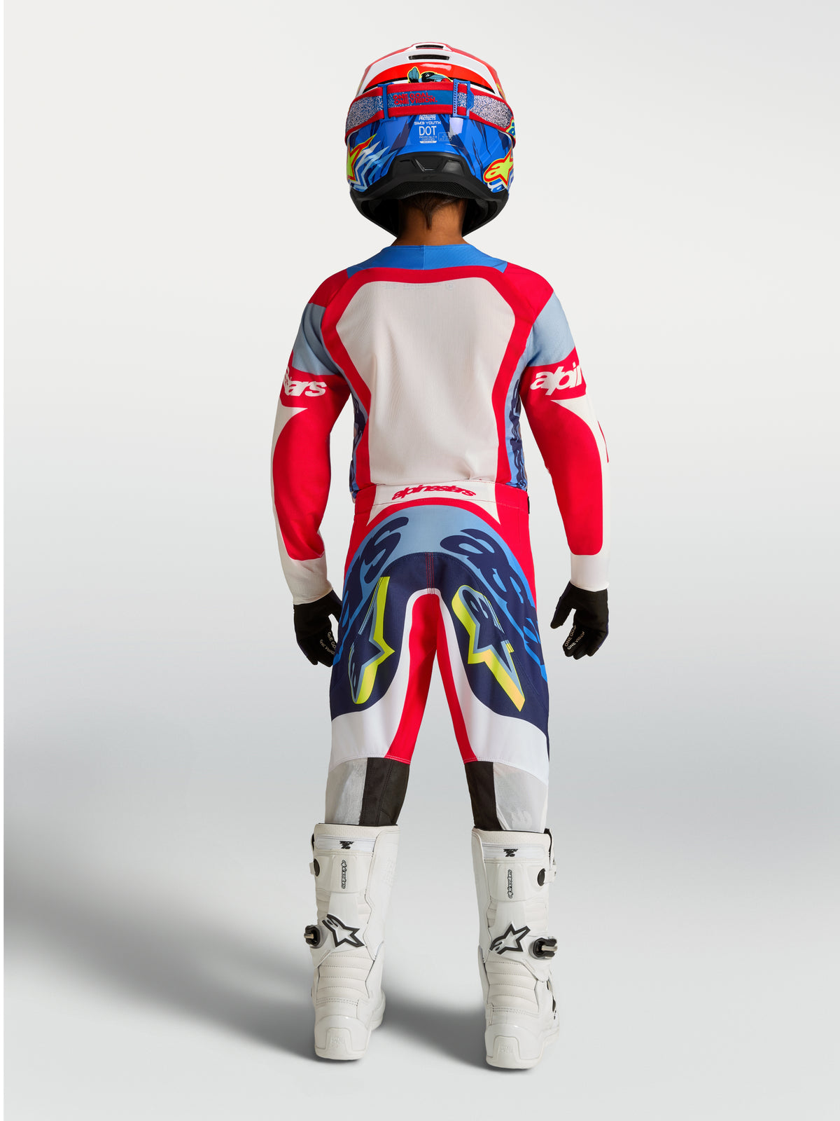 Alpinestars pantaloni Supertech Dyna ragazzo, pantaloni da motocross rossi e blu, vista posteriore indossati da un modello