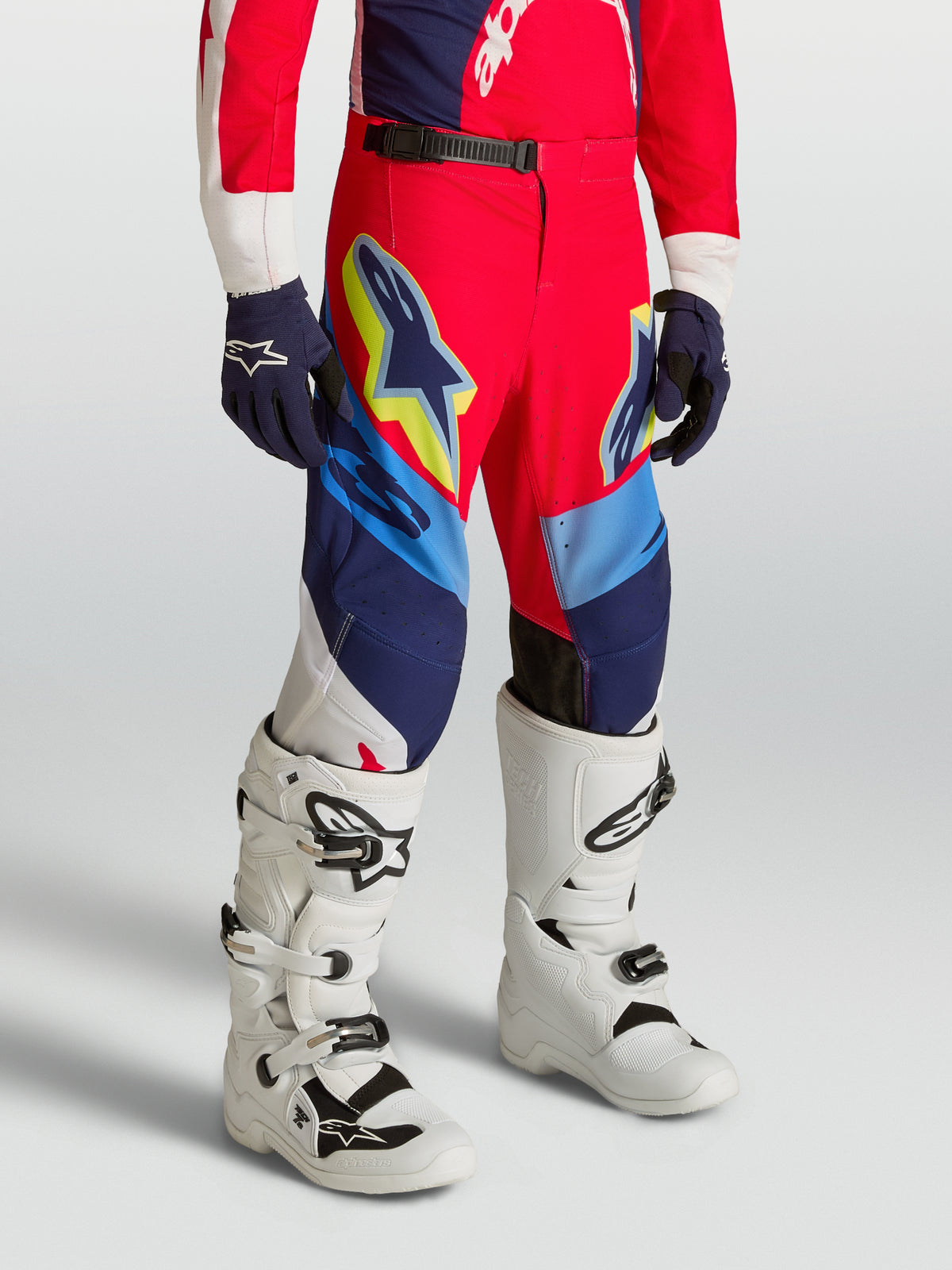 Alpinestars Pantaloni Supertech Dyna Ragazzo, rossi e blu navy, pantaloni da motocross in tessuto rip-stop elasticizzato.