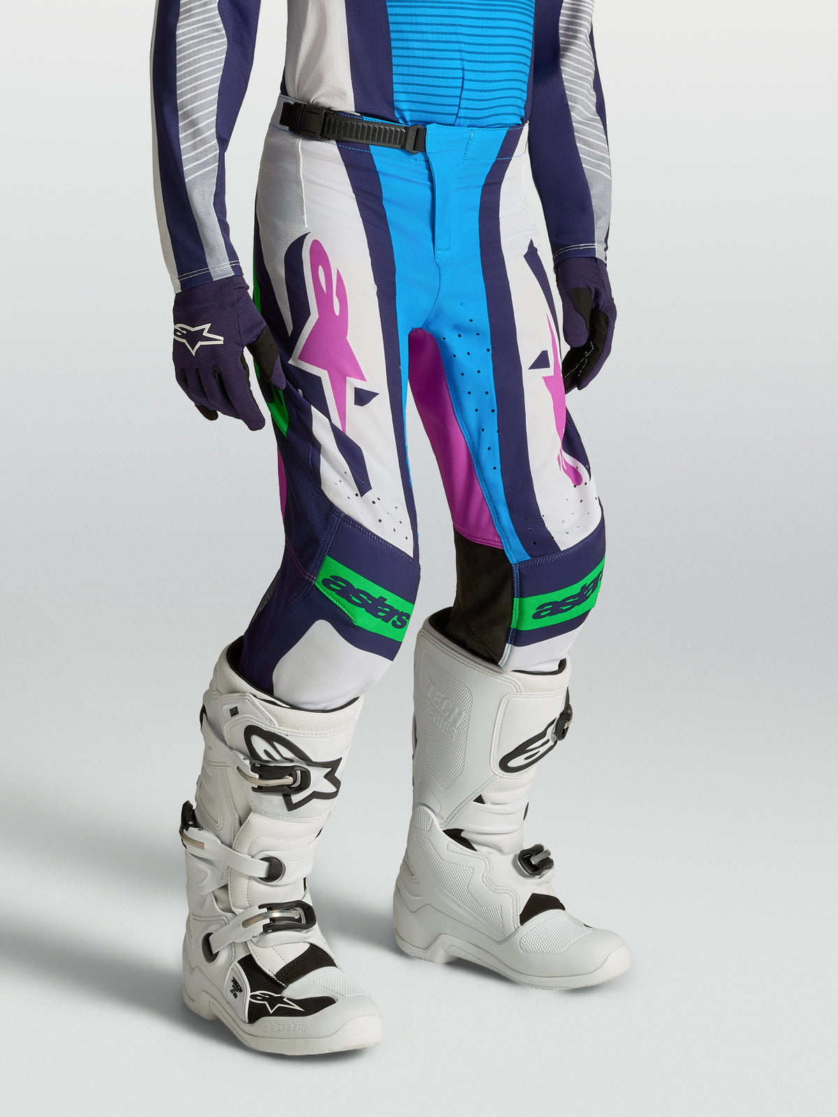 Alpinestars Pantaloni Supertech Maven Ragazzo, pantaloni da motocross bianchi e blu con accenti viola e vestibilità atletica.